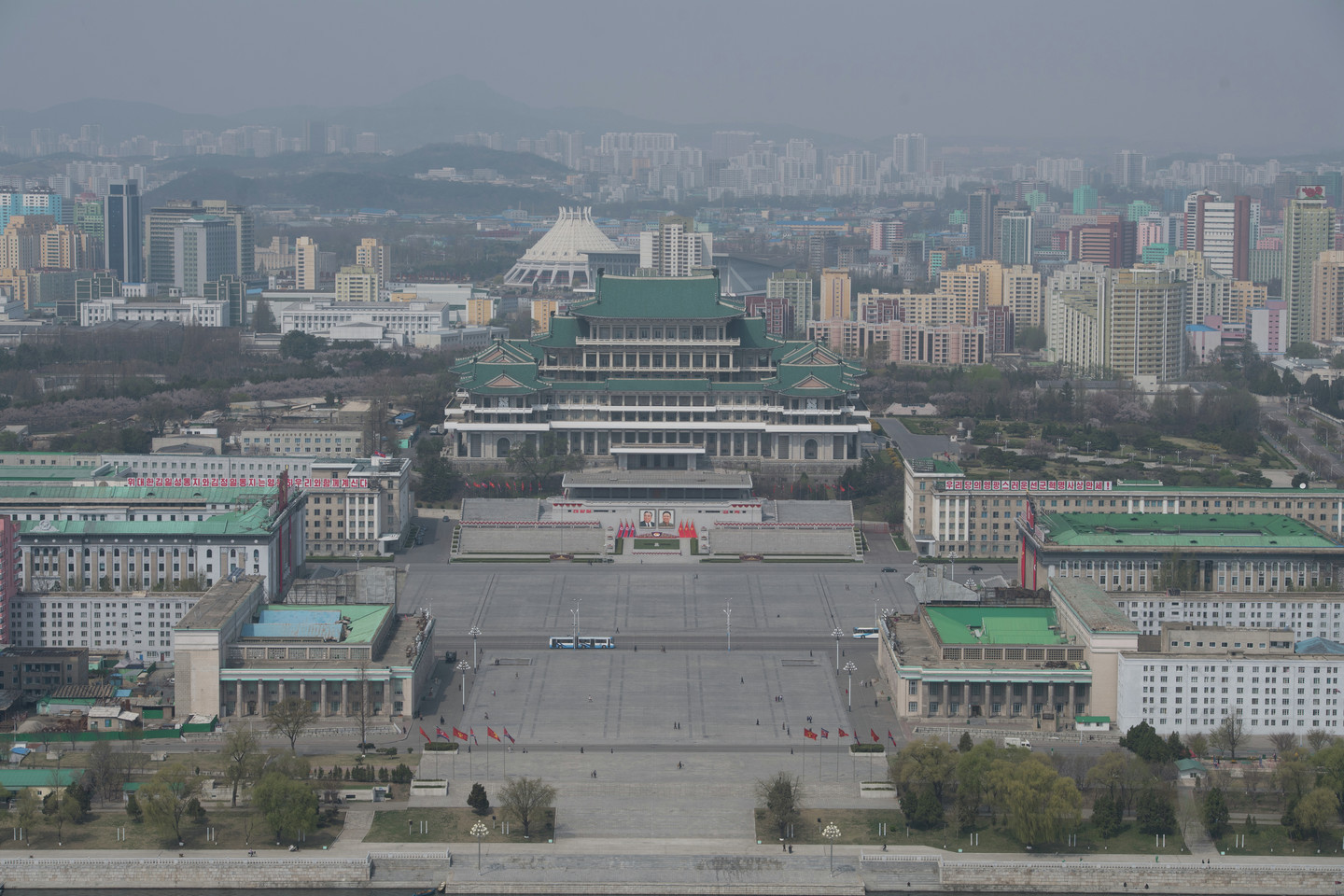 Вид на площадь Ким Ир Сена и Центральную библиотеку Пхеньяна.&nbsp;Фото: &copy;&nbsp;РИА Новости/Илья Питалев