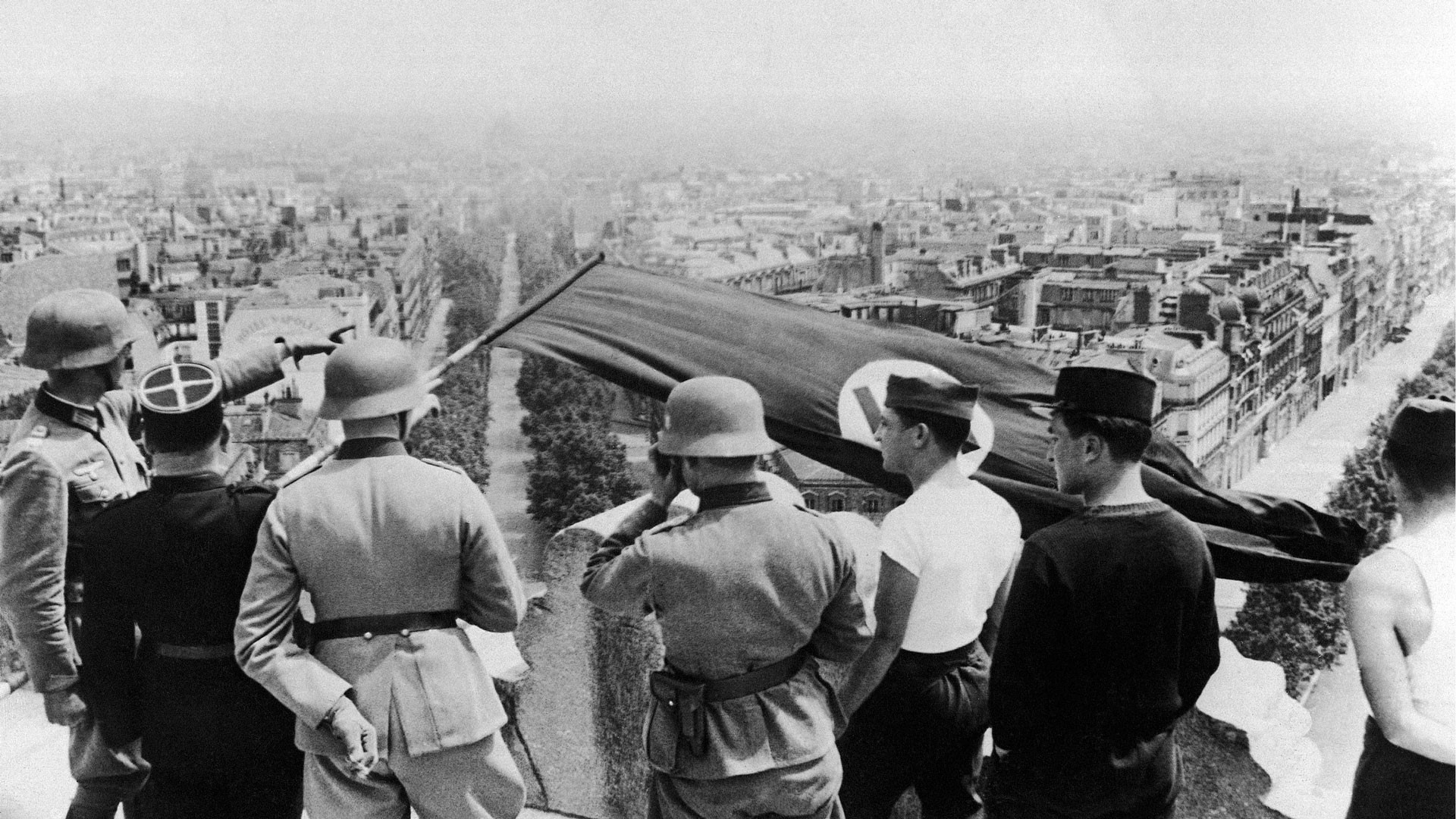 Немецкие офицеры и французская полиция рассматривают город с крыши Триумфальной арки в Париже, Франция, 17 июня 1940 года.Фото: &copy; AP Photo