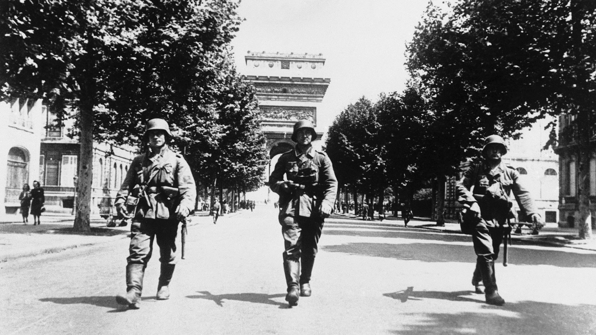 Немецкие войска маршируют по Елисейским Полям 2 июля 1940 года. Фото: © AP Photo