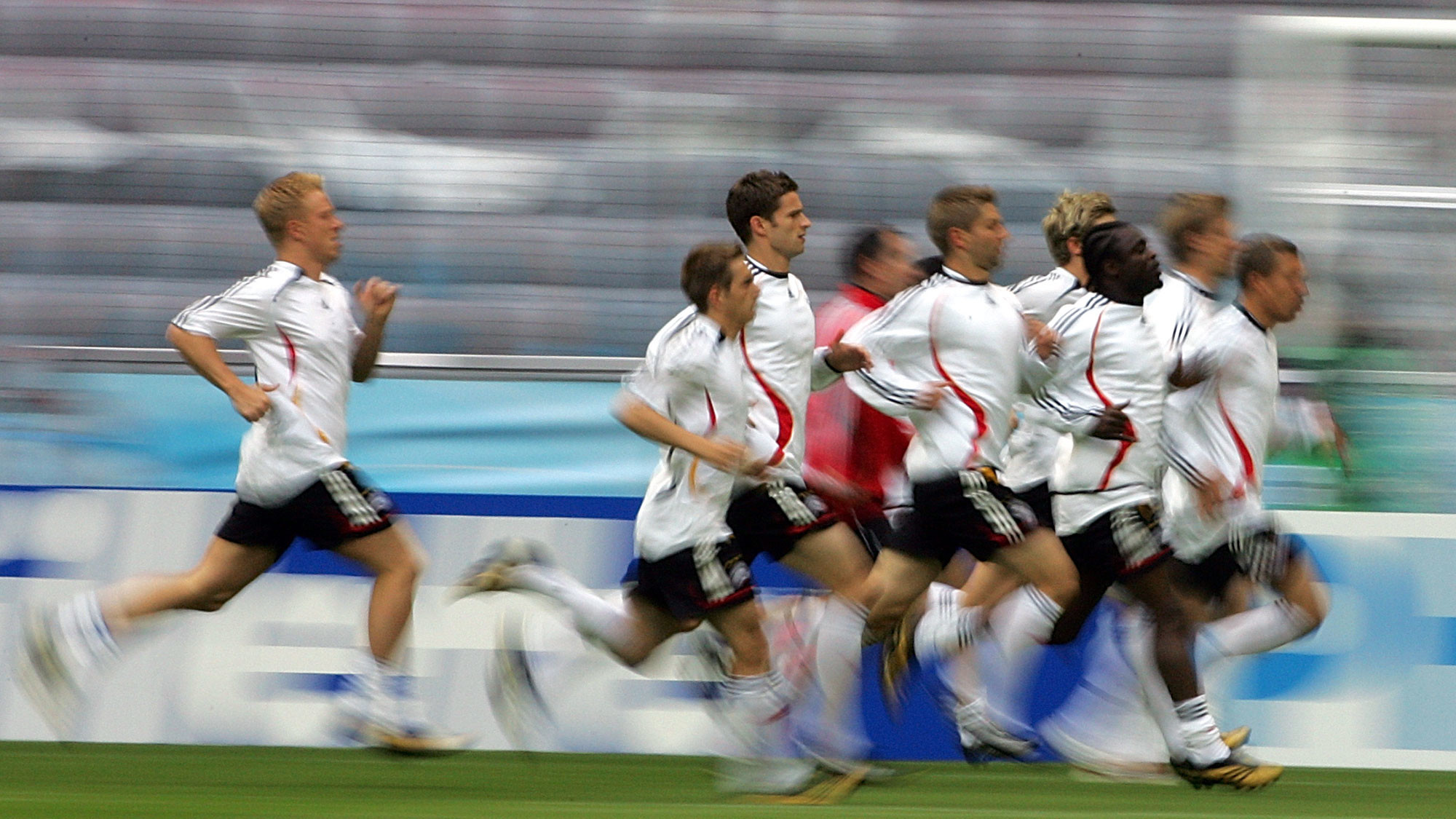 Футболисты сборной Германии бегут во время тренировки на стадионе чемпионата мира по футболу в Мюнхене, Германия, 8 июня 2006 года. Фото: © AP Photo/Yun Jai-hyoung