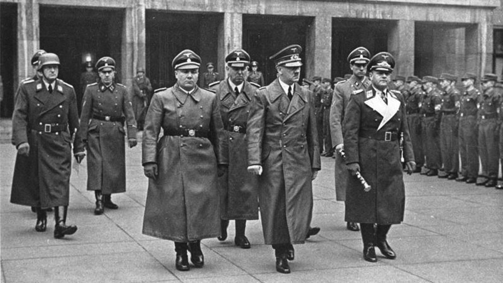 Борман (слева направо) рядом с Гитлером. Фото: © wikipedia.org
