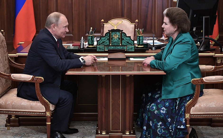 Президент РФ Владимир Путин и лётчик-космонавт Валентина Терешкова. Фото: ©Пресс-служба Кремля