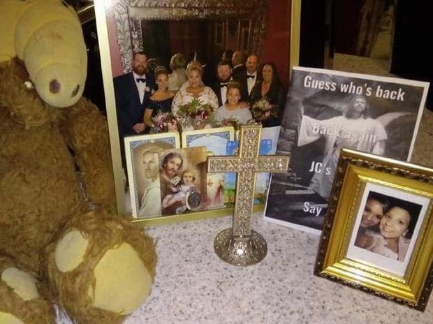 Фото © Соцсети. "Алтарь", который сделала дочка Аманды. Она поместила на него семейные фото, молитвы, кресты и любимую мамину игрушку из детства