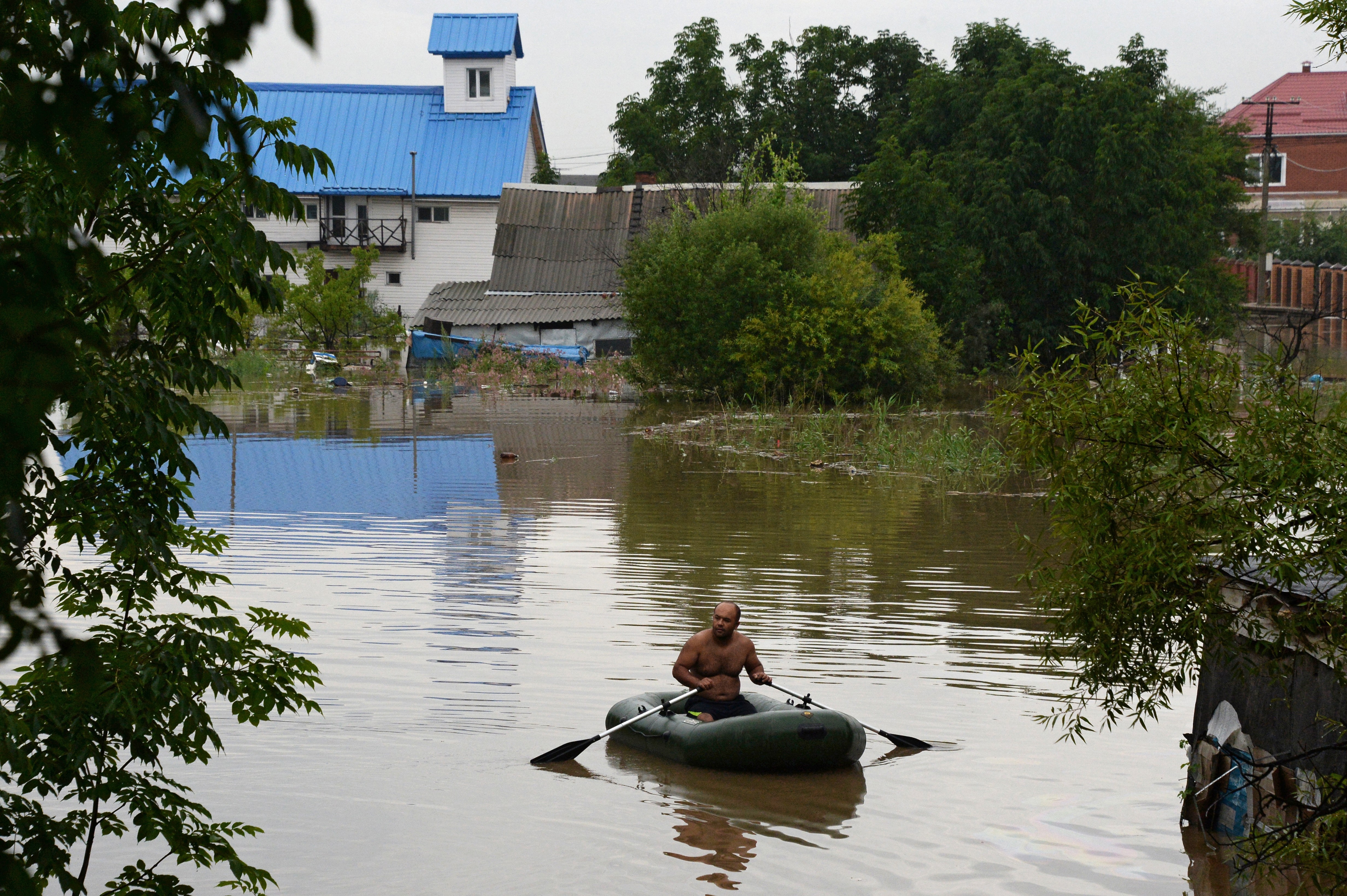 Мужчина на лодке во время наводнения в Уссурийске.&nbsp;
Фото: &copy; РИА Новости/Виталий Аньков