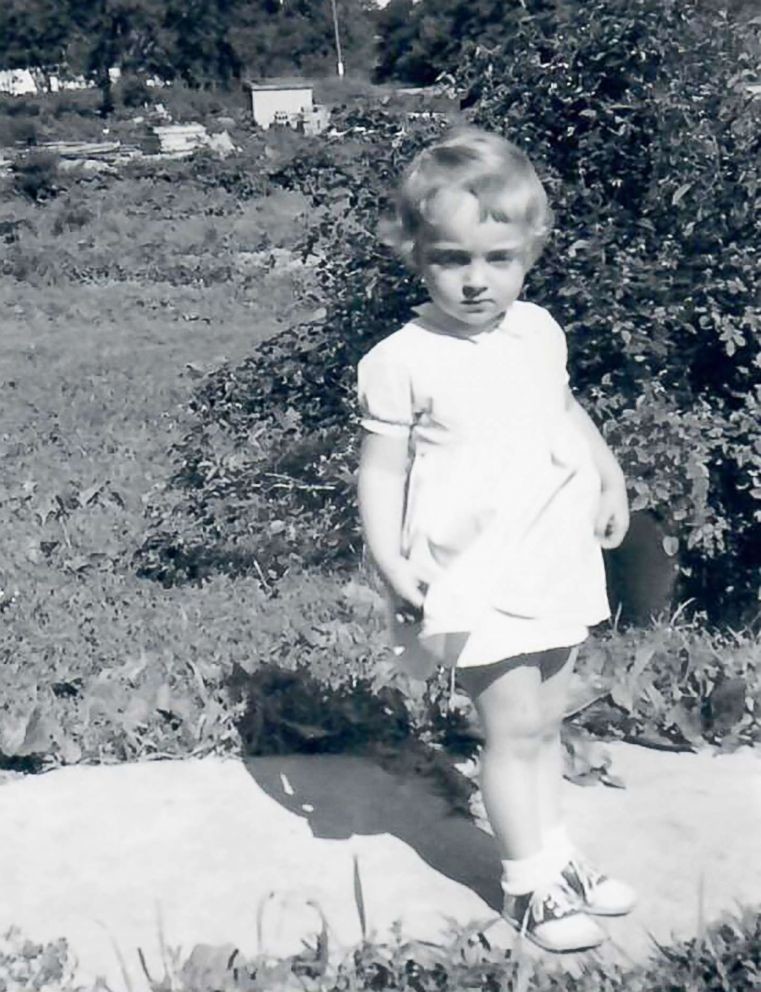 Фото © ABC News. Трёхлетняя Вики Лав в 1954 году, до усыновления