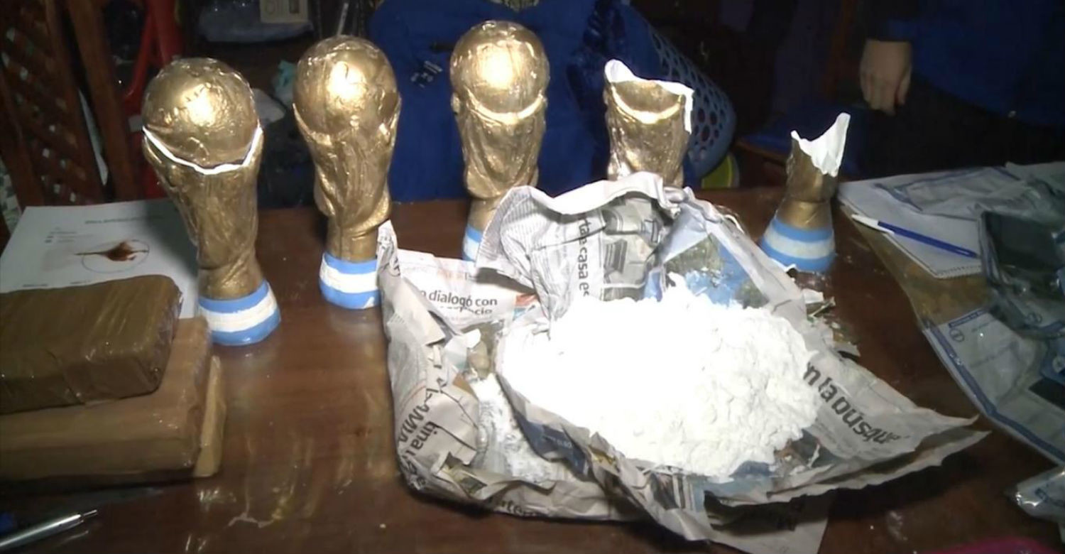 В Аргентине наркоторговцы спрятали кокаин в сувенирных кубках ЧМ