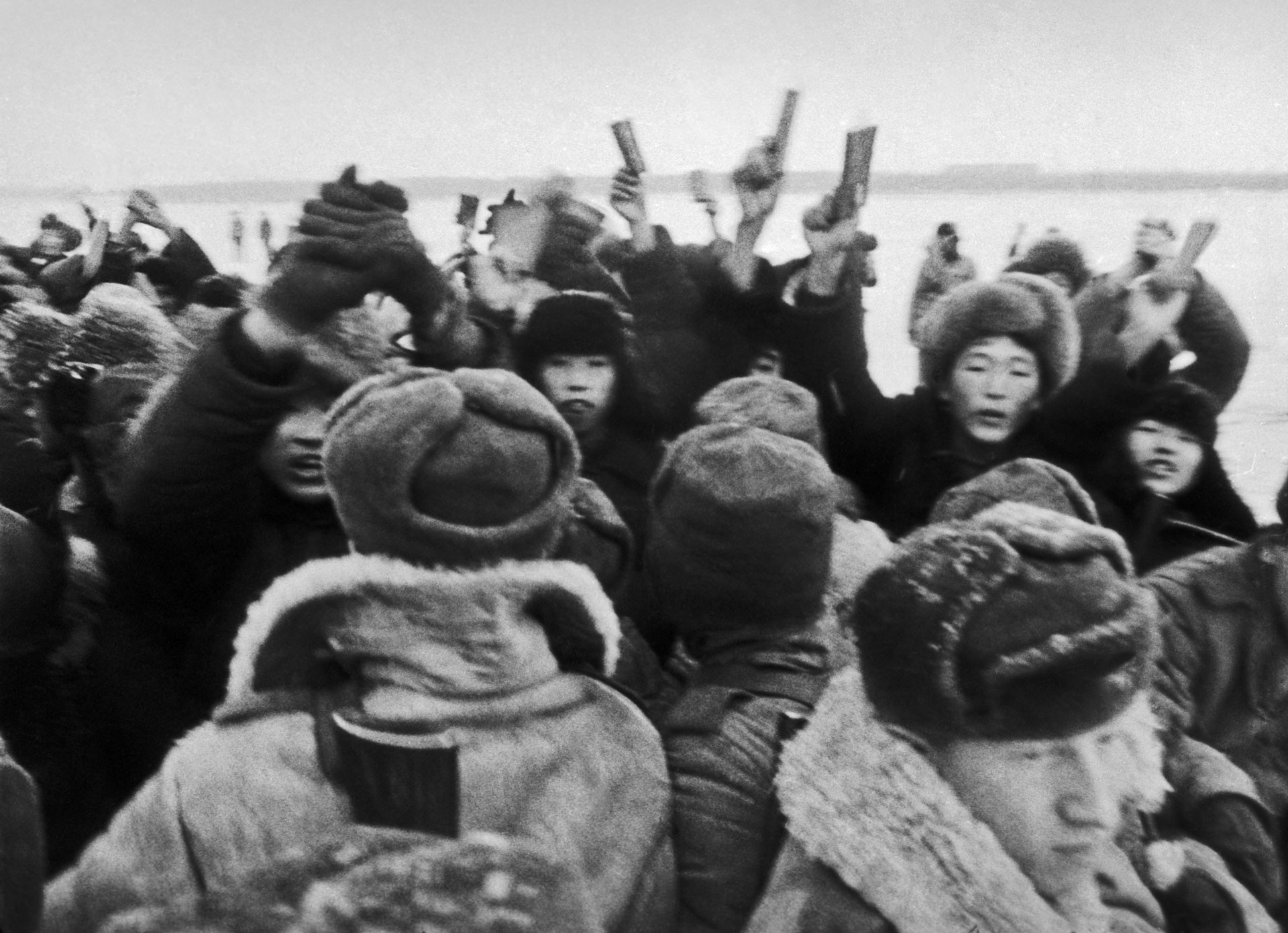 Советско-китайский пограничный конфликт в 1969 году. Бесчинствующая толпа хунвэйбинов с цитатниками Мао Цзэдуна пытается ворваться на территорию СССР. Кадр из фильма "Что случилось на Уссури". Фото: © РИА Новости