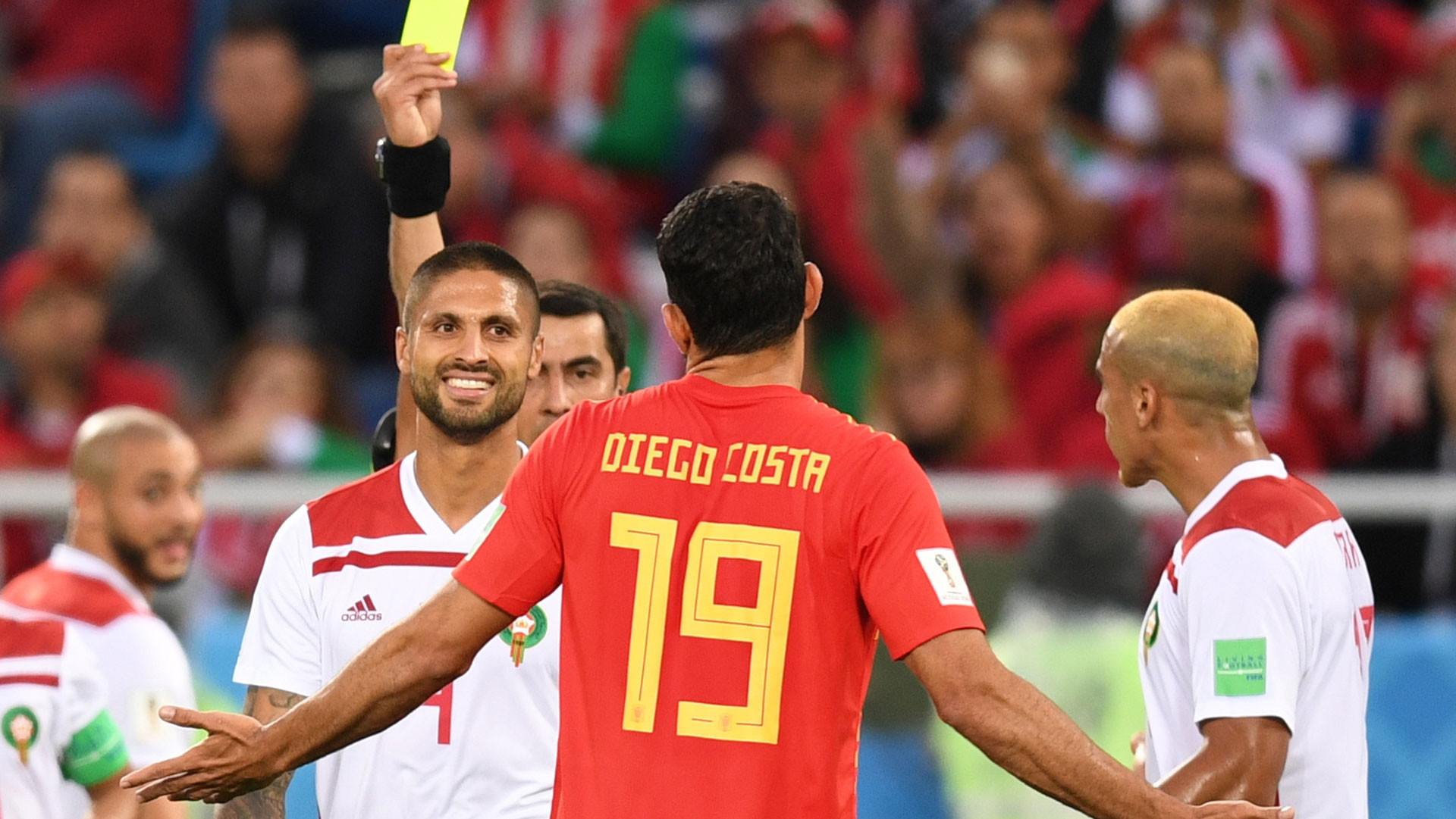 Сми испании. Марокко Испания. Испанцы в Марокко. Нападающий сборной Марокко по футболу. Италия Марокко.