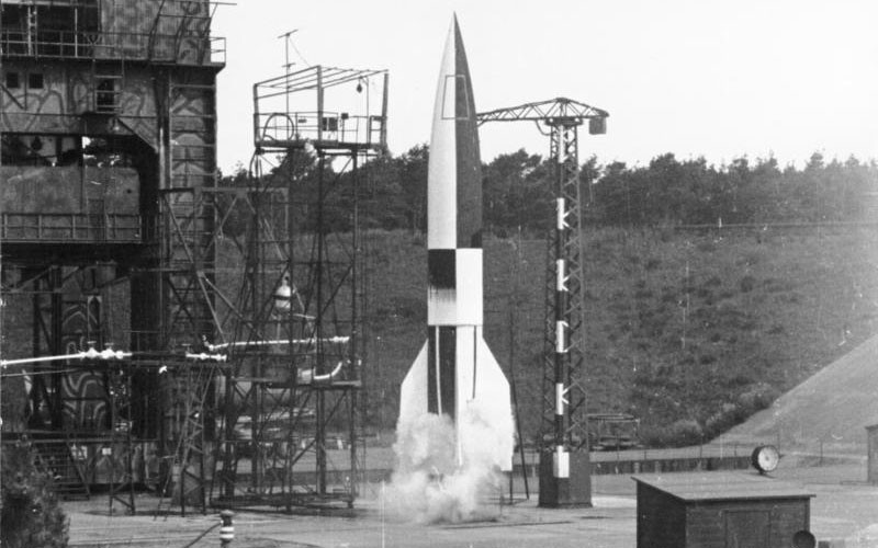 ФАУ-2 — первая в мире баллистическая ракета дальнего действия, разработанная немецким конструктором Вернером фон Брауном и принятая на вооружение вермахта в конце Второй мировой войны. Фото: © Wikipedia.org