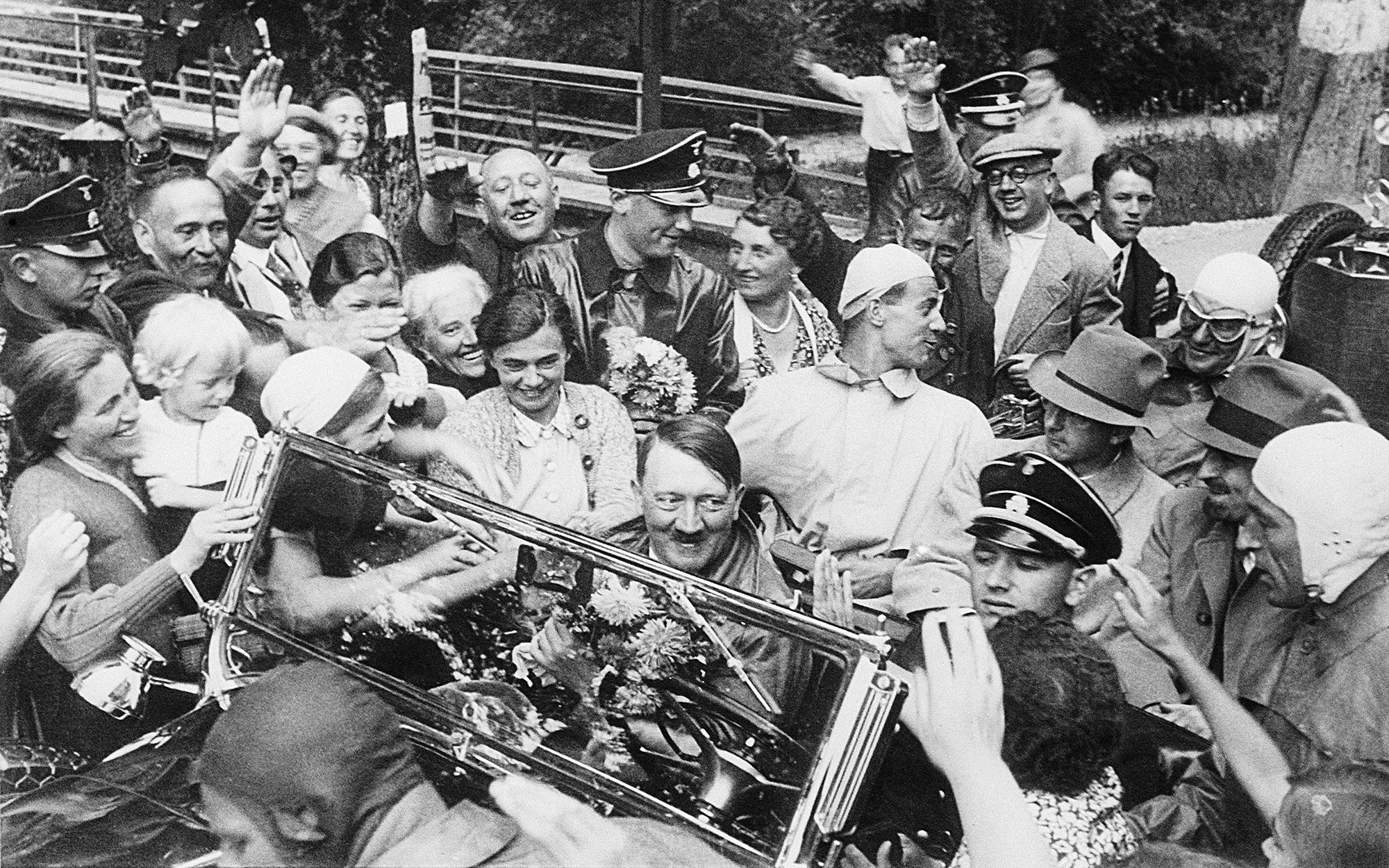 Адольф Гитлер в окружении немецких крестьян, 1934 год. Фото: © AP Photo
