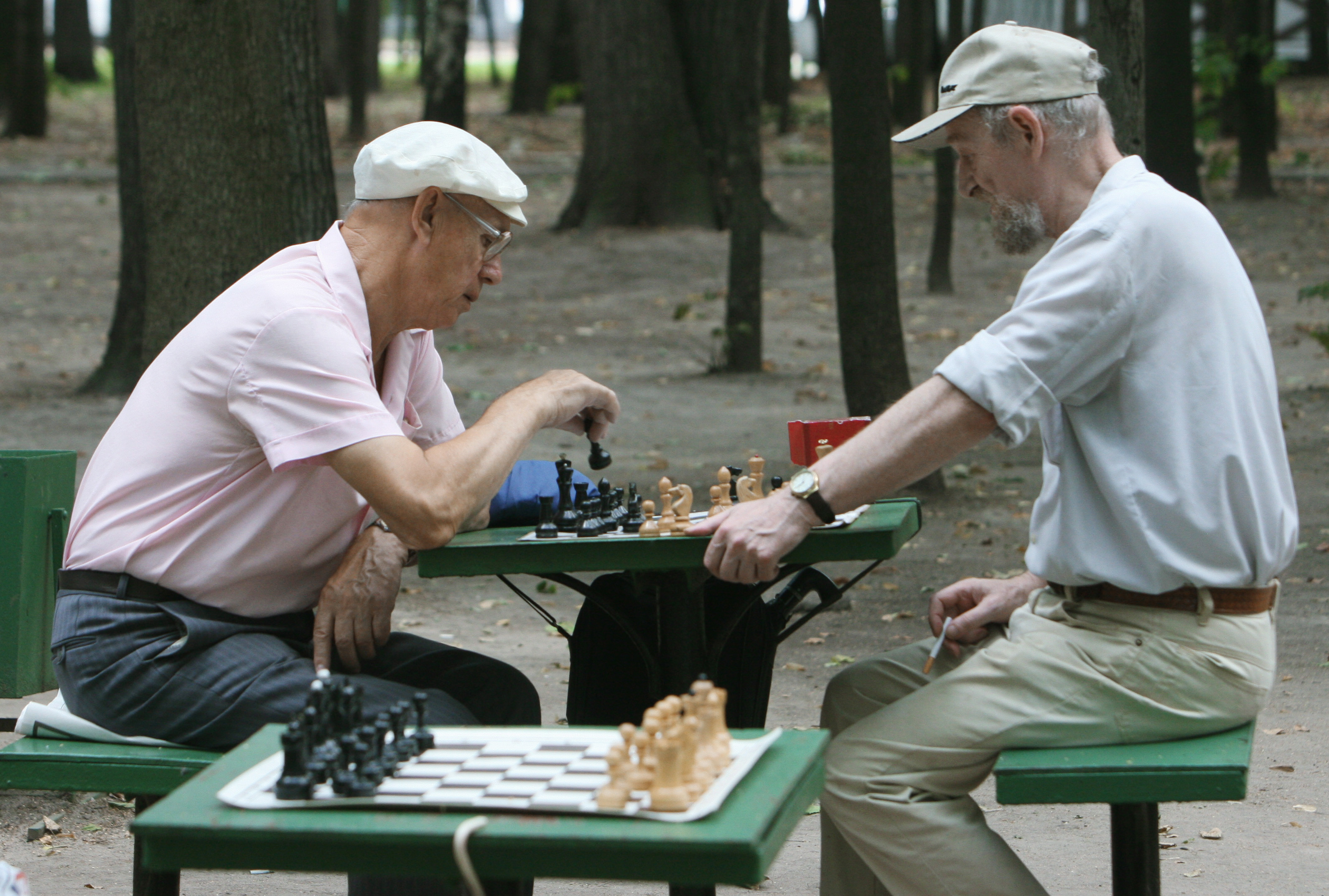 Развлечение для старичков. Шахматы пенсионеры. Дедушки играют в шахматы. Пенсионеры Домино. Старик шахматы.