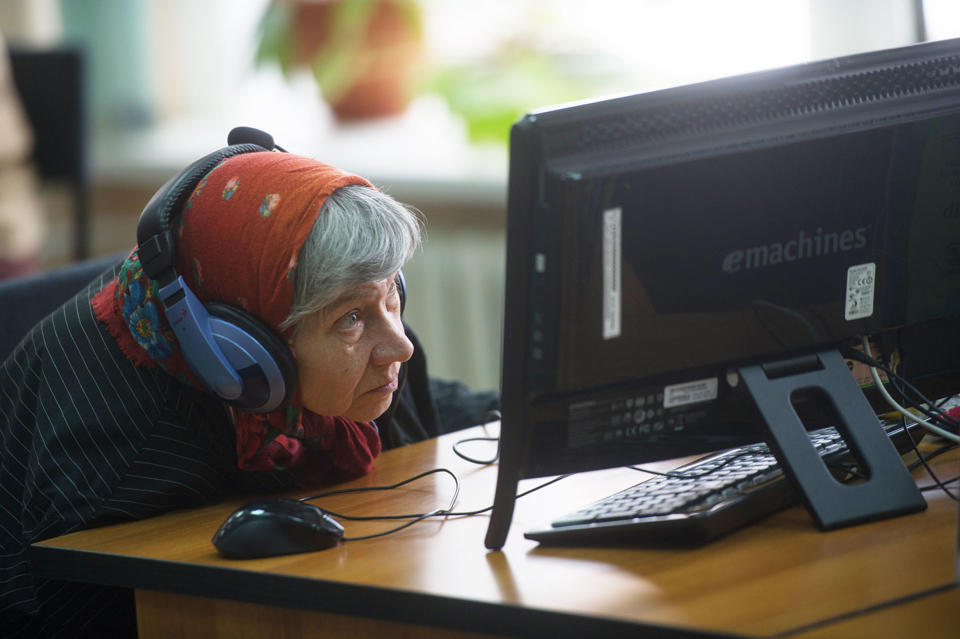 Фото продвинутый. Бабка за компом. Бабушка и компьютер. Старушка и компьютер. Бабуля за компьютером.