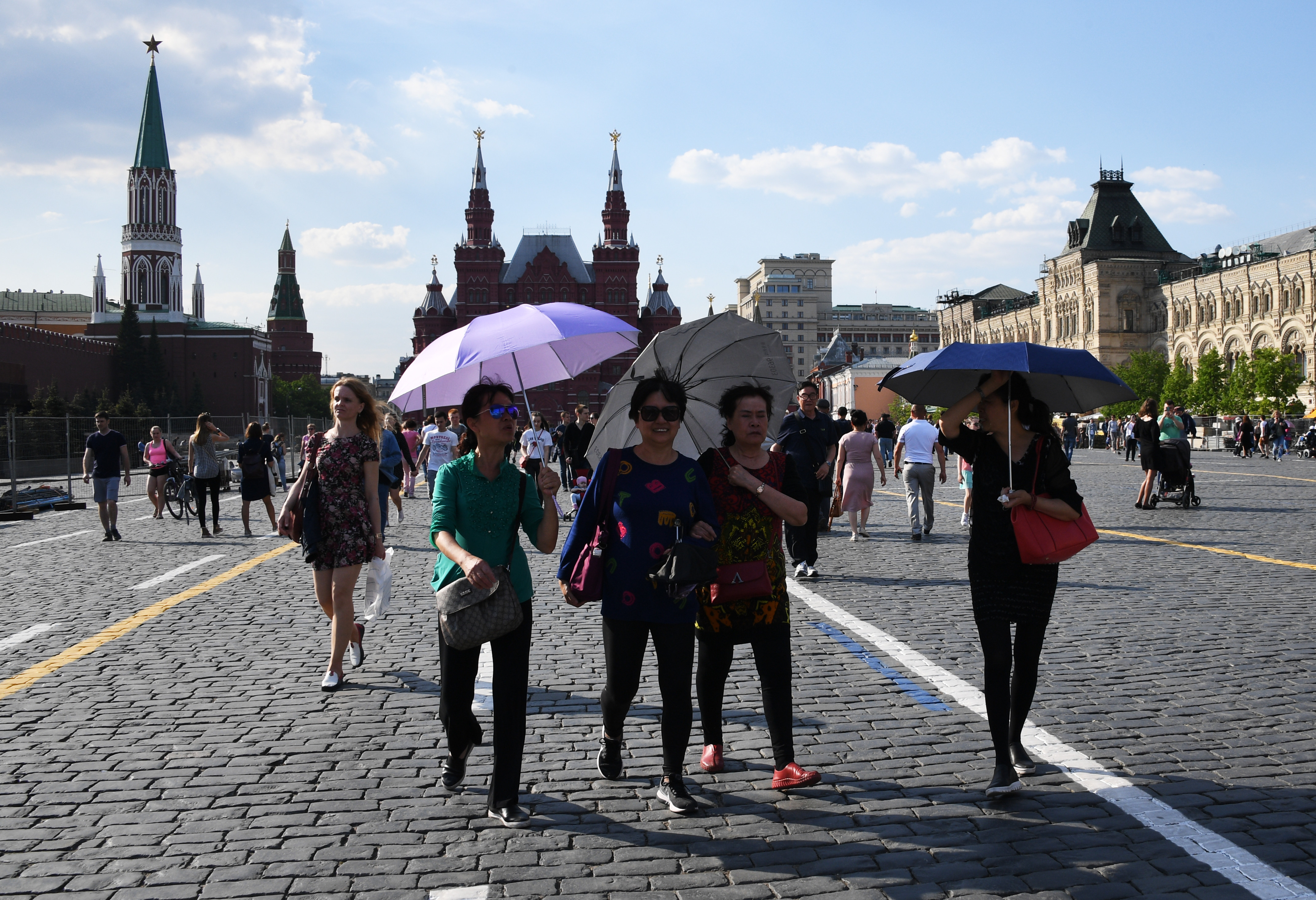 Туристы гуляют на Красной площади в Москве.Фото: &copy; РИА Новости/Наталья Селиверстова