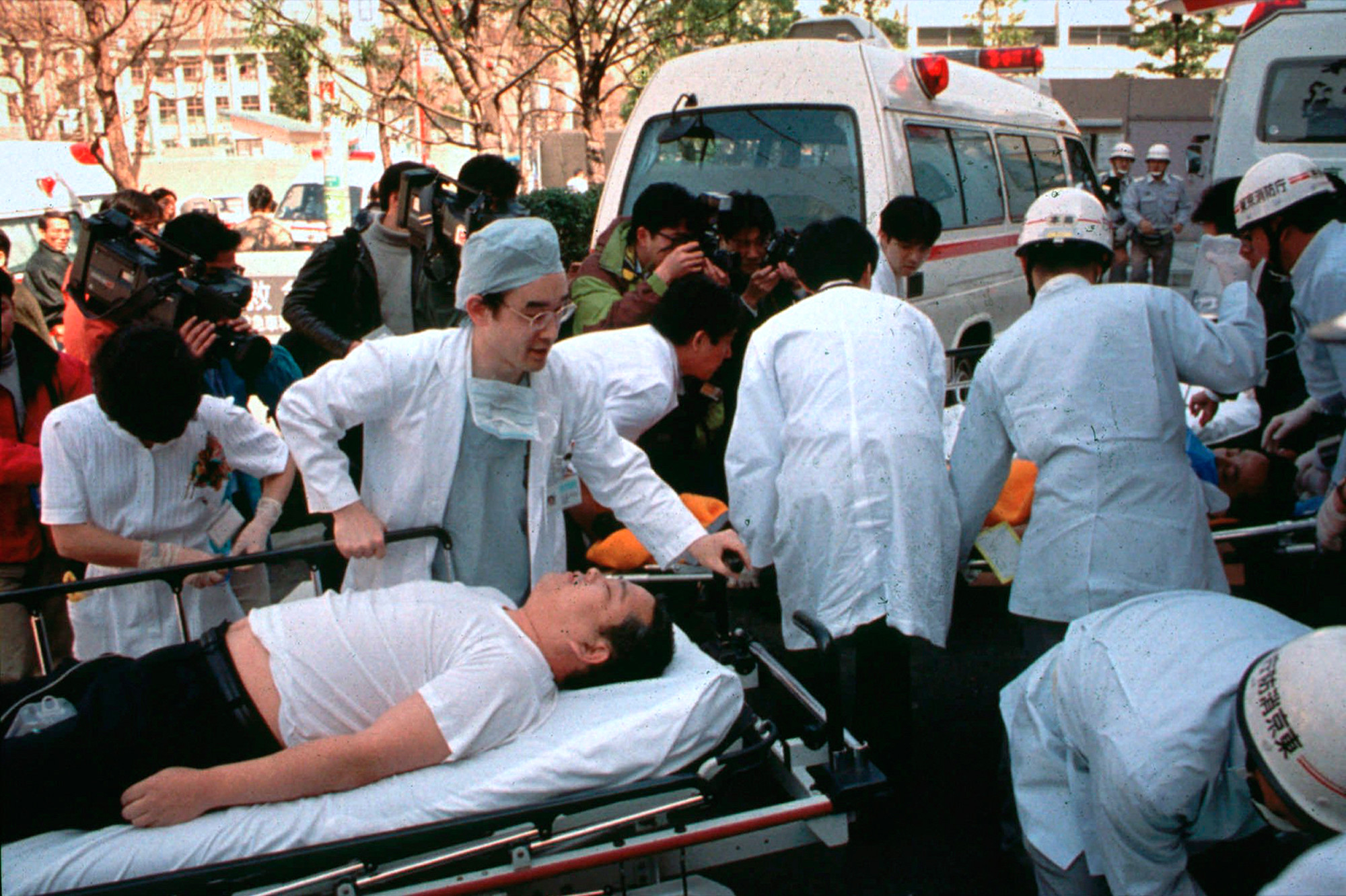 20 марта 1995 года, пассажиры метро, ​​пострадавшие от зарина — нервного газа — в центральных поездах метро Токио, отправляются в Международную больницу Св. Луки в Токио. Фото: © AP Photo / Chiaki Tsukumo