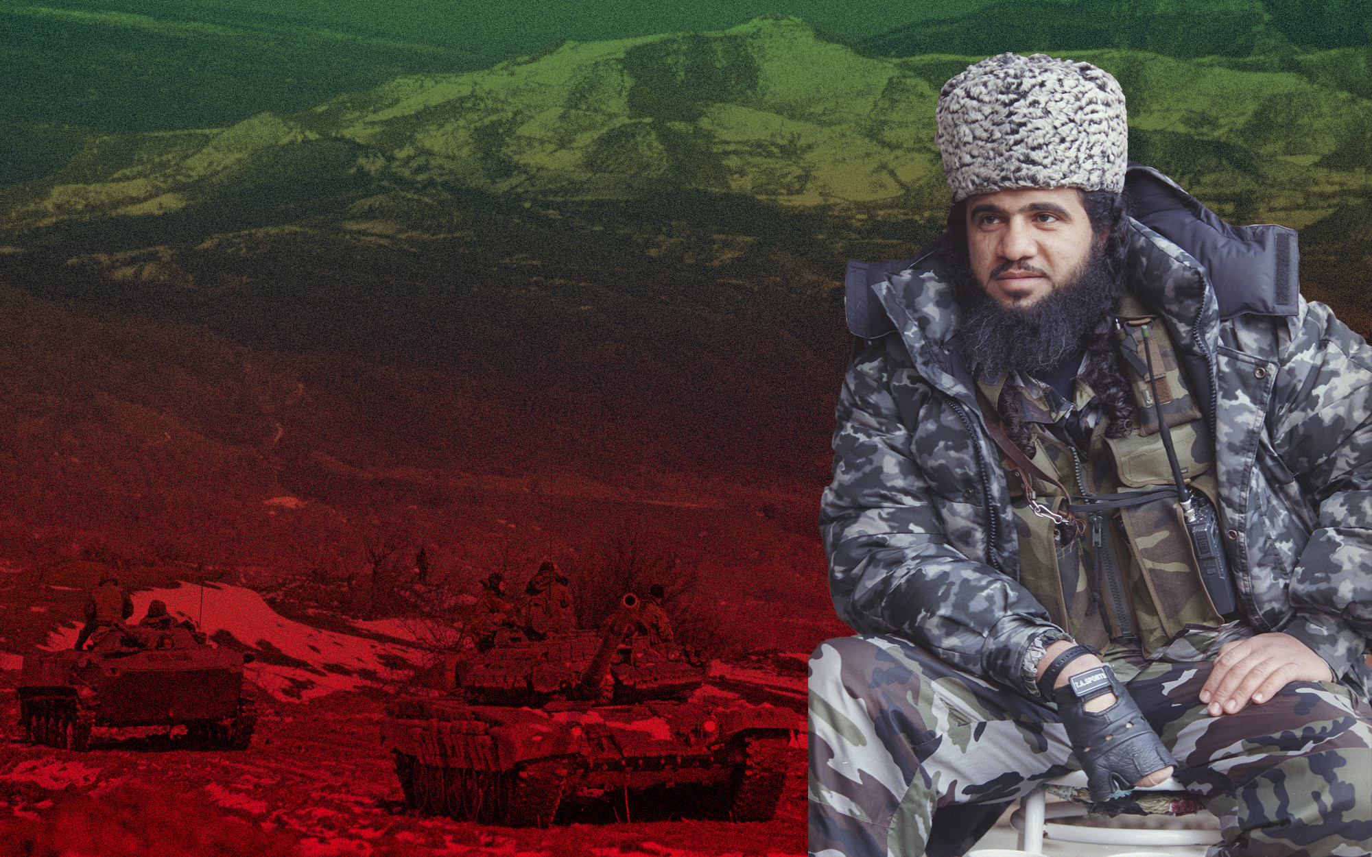 Родившийся в Иордании командующий чеченскими повстанцами Омар Ибн аль-Хаттаб позирует фотографам в столице Чеченской Республики Грозном, 13 сентября 1999 года. Коллаж © L!FE Фото: © AP Photo