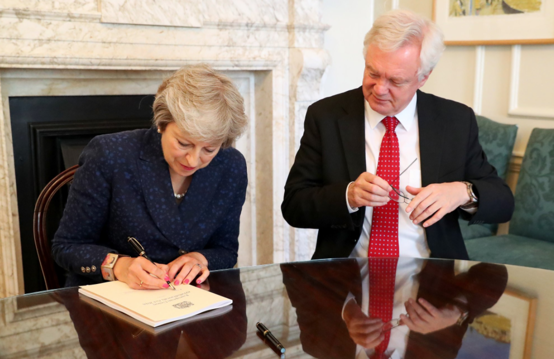 Тереза Мэй и Дэвид Дэвис. Фото: &copy; Twitter/UK Prime Minister&rlm;


