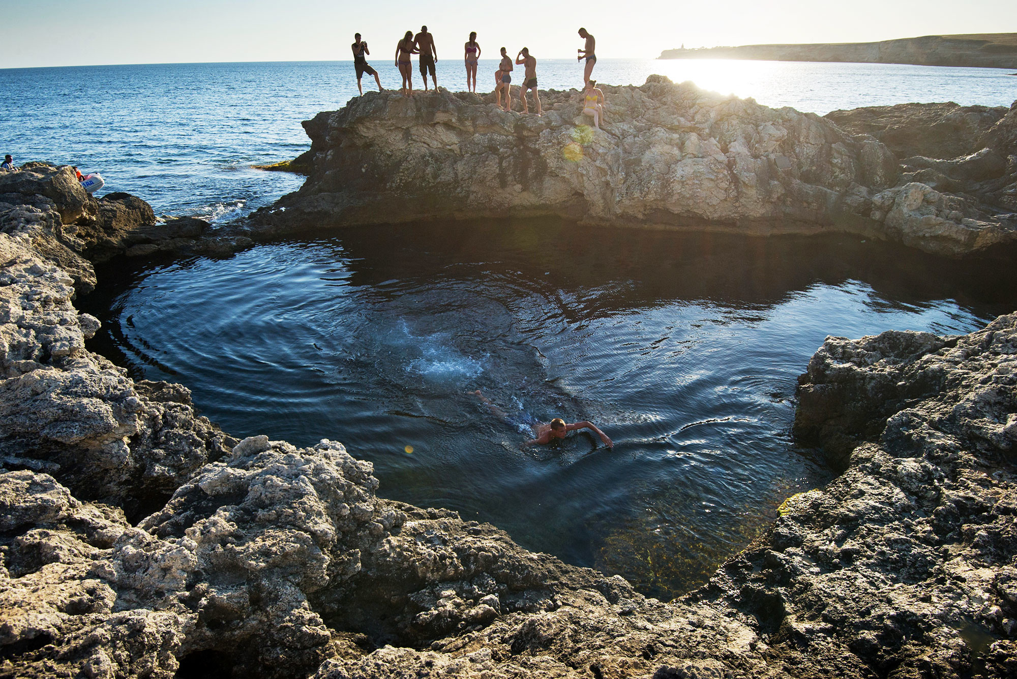 Отдыхающие у природного бассейна "Чаша любви" на мысе Тарханкут в Крыму. Фото: © РИА Новости / Сергей Мальгавко