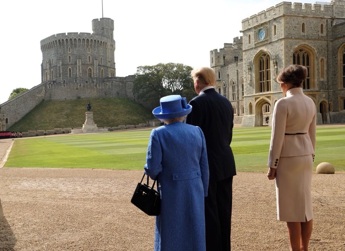 Королева Елизавета II, Дональд и Меланья Трамп. Фото: &copy; Twitter/https:/The Royal Family&rlm;