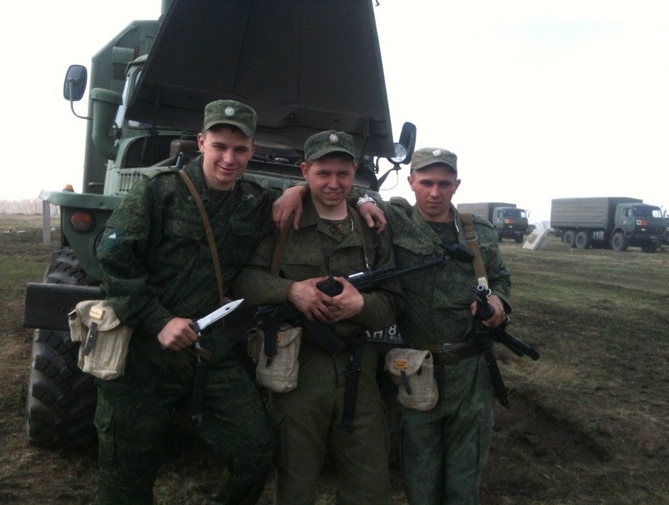 В 2013 году Александр (слева) прошёл службу в армии в воинской части в Нижегородской области, где получил благодарность от командира