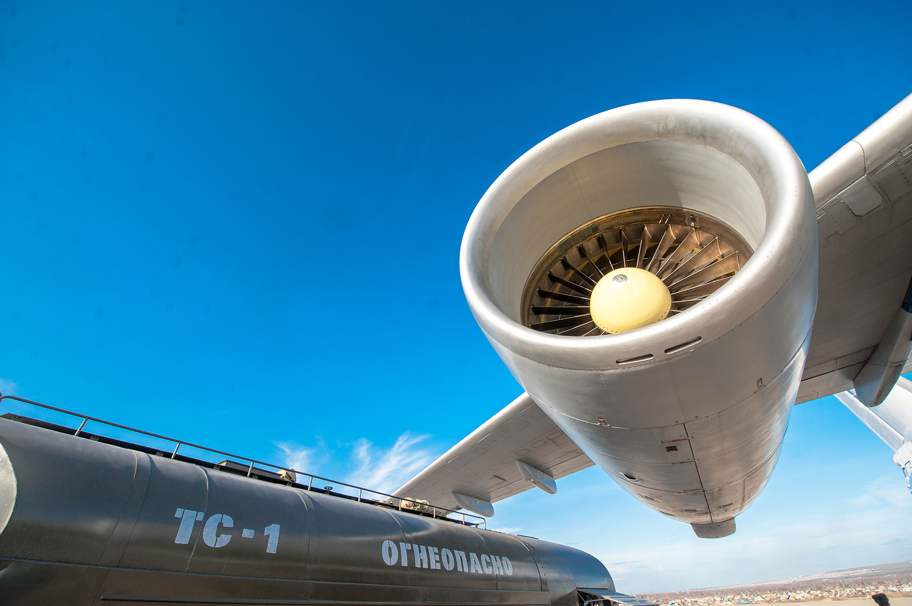 Заправка топливом самолёта. Фото: ©РИА Новости / Марк Агнор