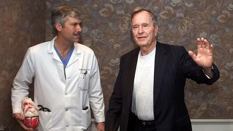 <p>41 президент США Джордж Буш (справа) и доктор Марк Хауснехт. Фото: foxnews</p>