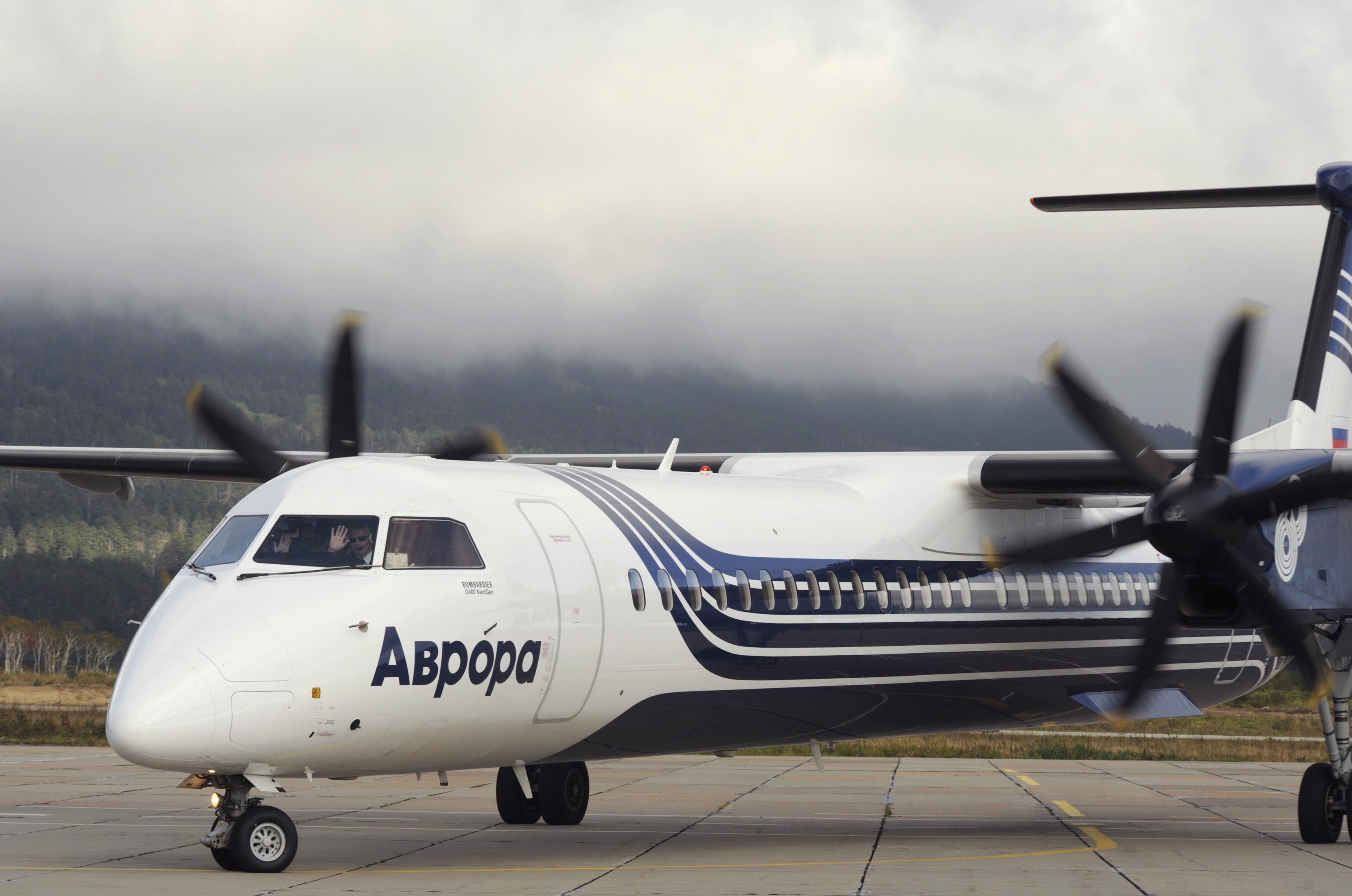 Самолет Bombardier Q400 авиакомпании "Аврора" в аэропорту "Менделеево" на острове Кунашир.&nbsp;Фото: &copy; РИА "Новости"/Андрей Шапран