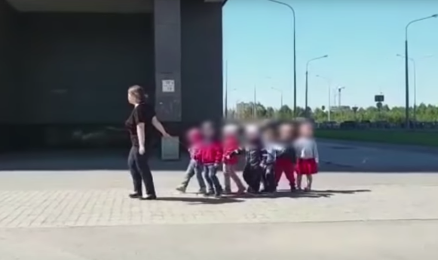 Детская упряжка. На Урале воспитательница выгуляла малышей на верёвочке