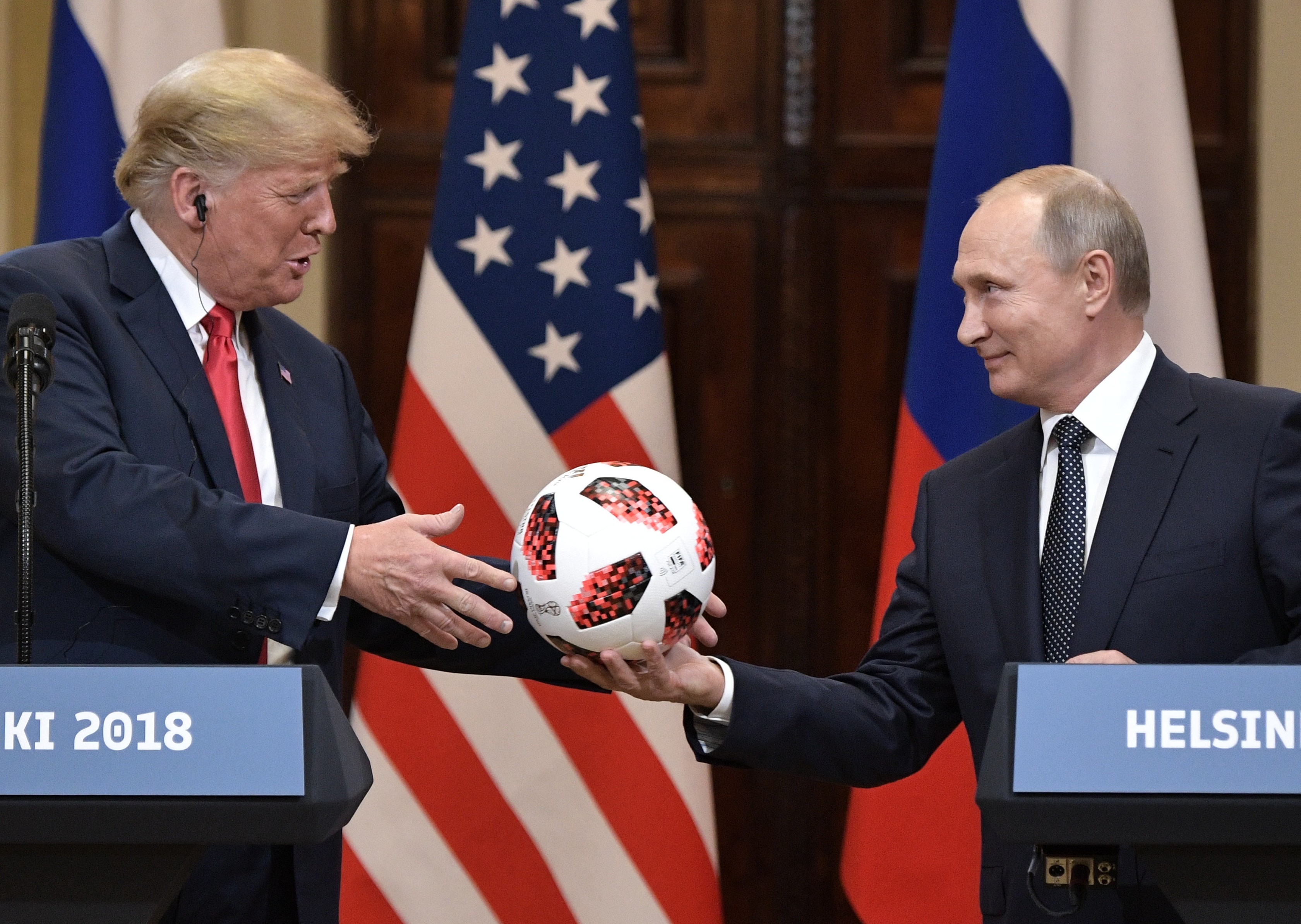 <p>Владимир Путин дарит мяч Дональду Трампу. Фото: &copy;РИА Новости/Алексей Никольский</p>