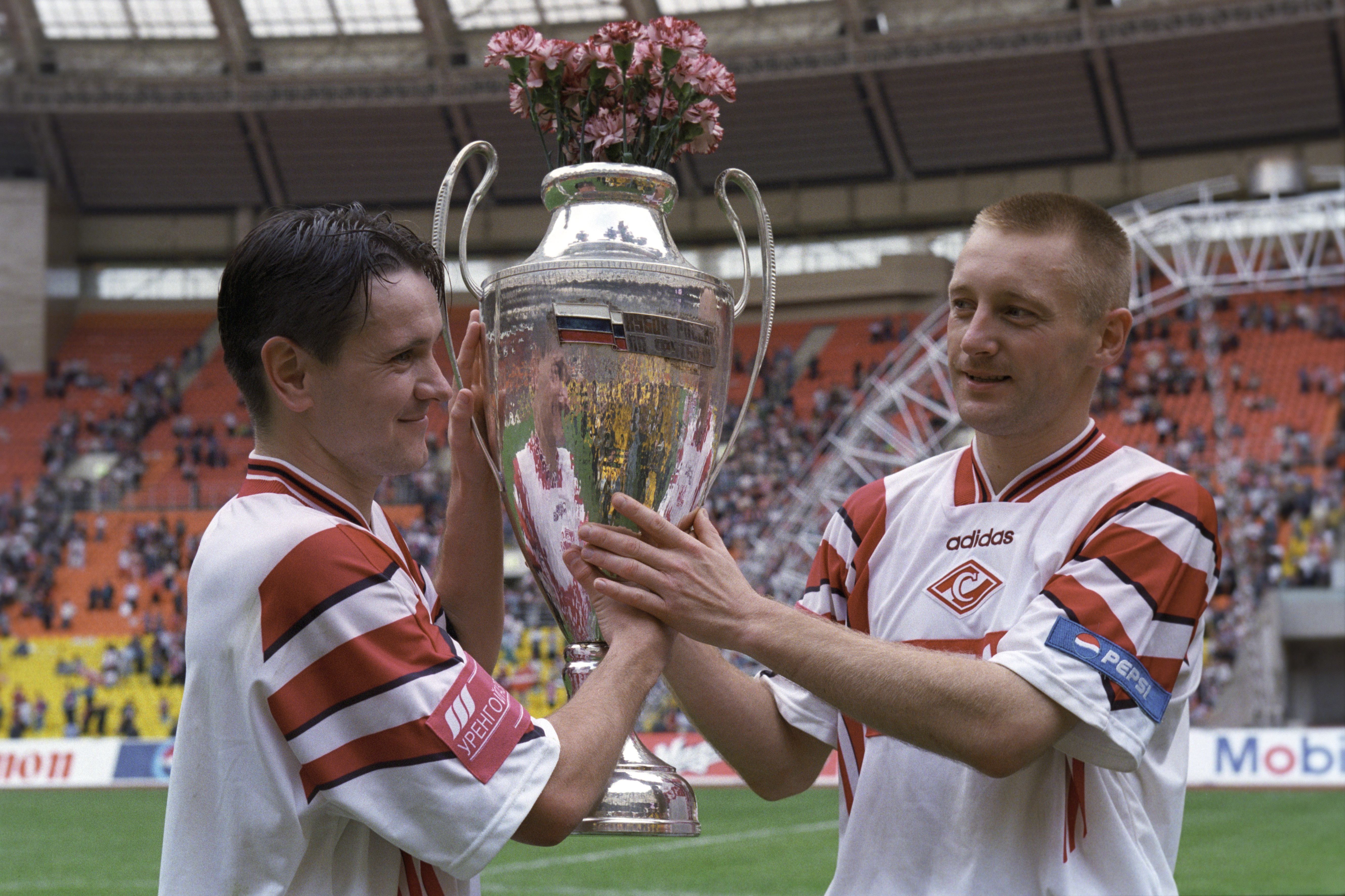 Дмитрий Аленичев (слева) и Андрей Тихонов (справа) с Кубком России 1998 года. Фото: © РИА Новости / Владимир Родионов