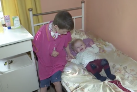 Восьмилетняя девочка и её младшая сестра. Скриншот видео: &copy; ТСН