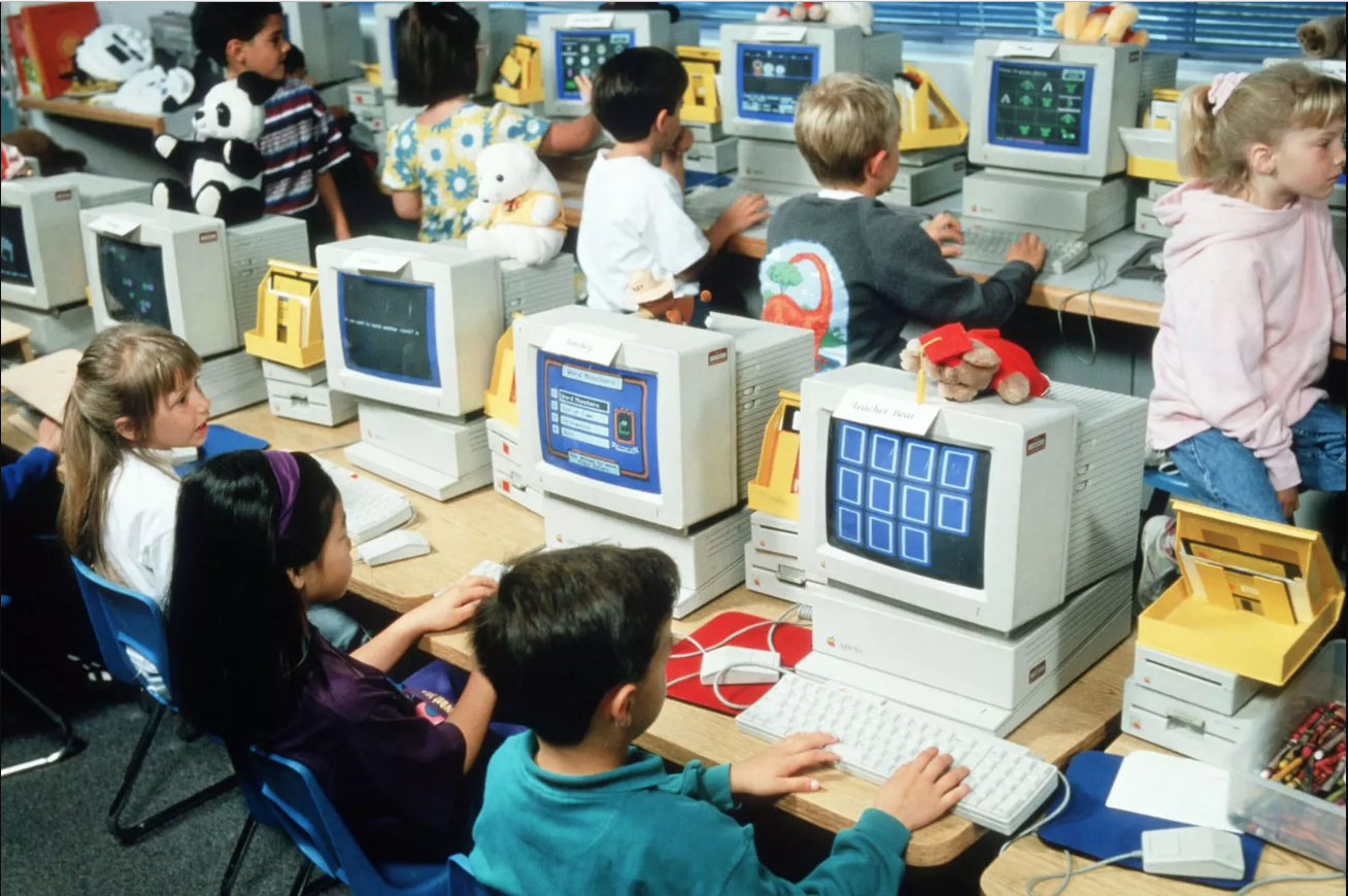 Персональные компьютеры для школы. Компьютер в школе. Школьники на информатике. Компьютеры в школах в 90е. Компьютеры в школах 2000.