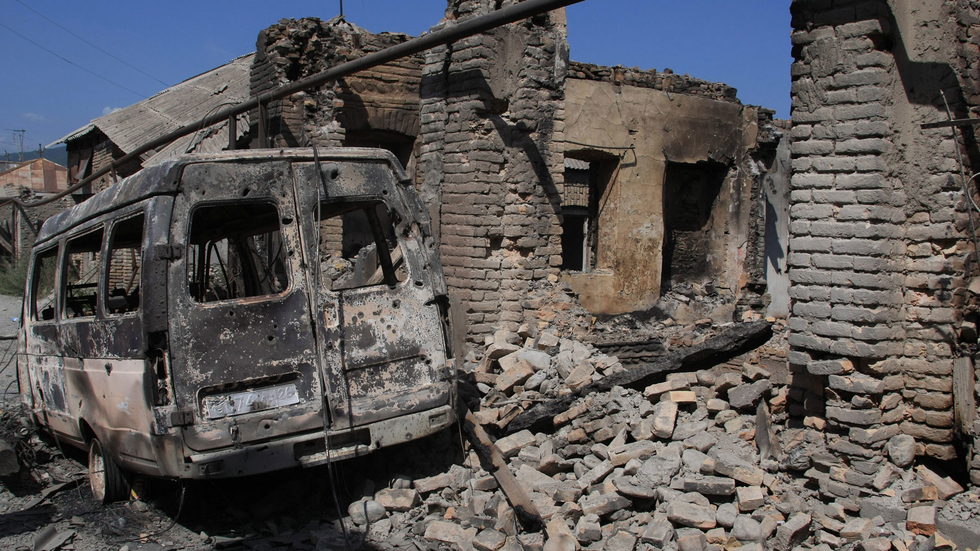 Разрушенные дома в городе Цхинвале, подвергшемся нападению грузинских войск. Фото: © РИА Новости/Михаил Фомичёв