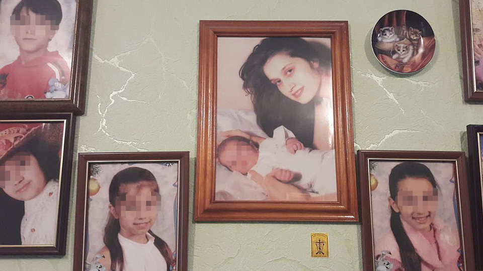 Бабушка не видится с внучками, но хранит их фотографии в своей квартире в Приднестровье. Фото: ©Комсомольская правда