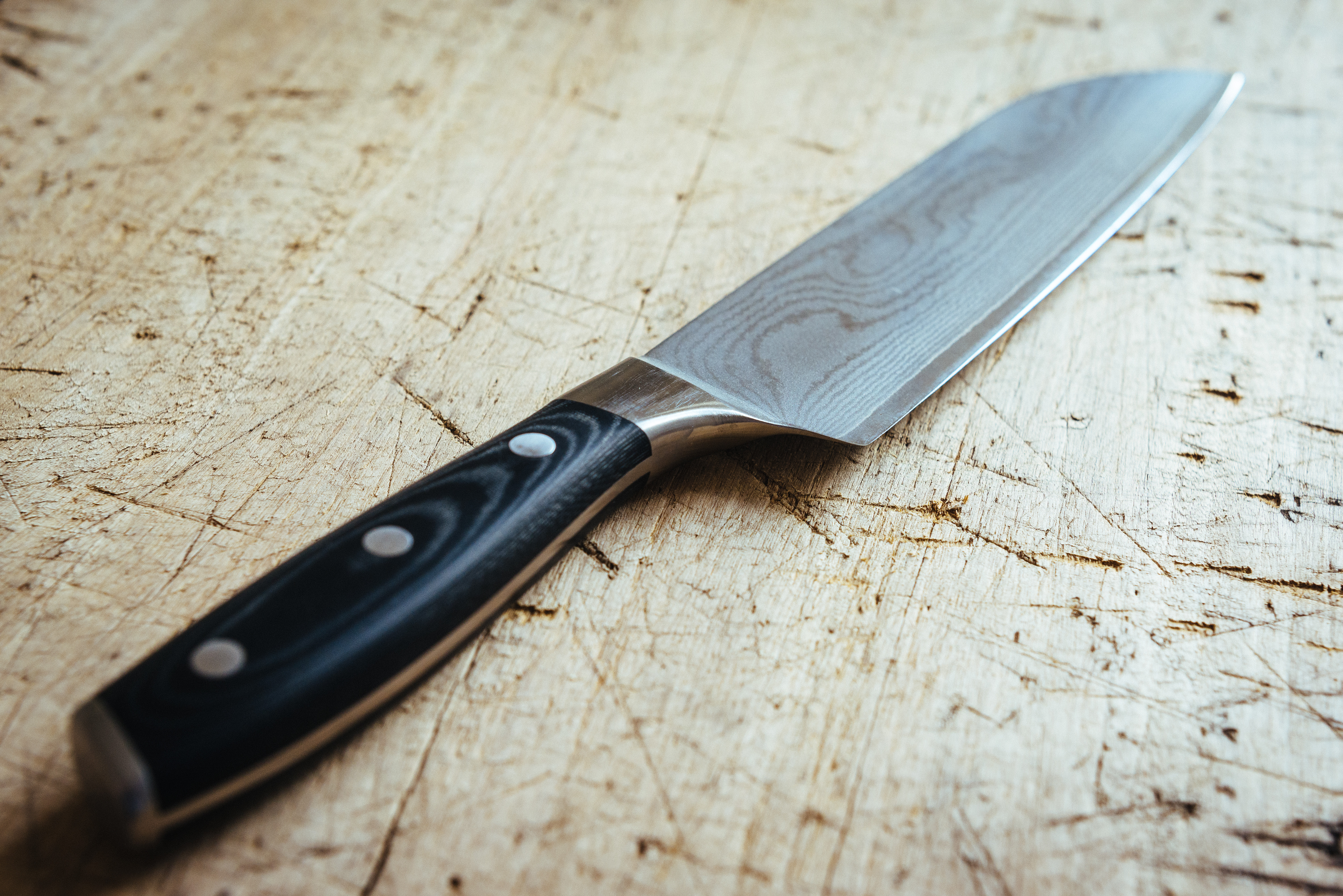 Ножевой дом. Ножик Santoku Knife. Нож на столе. Кухонный нож на столе. Ножик на столе.