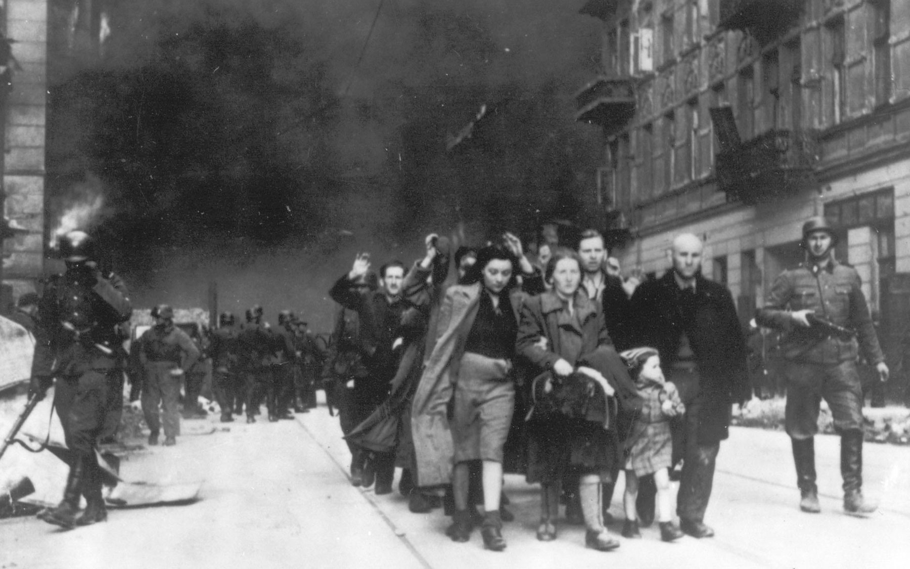 Захваченные евреи во время оккупации немецкими войсками Польши. Фото: © AP Photo