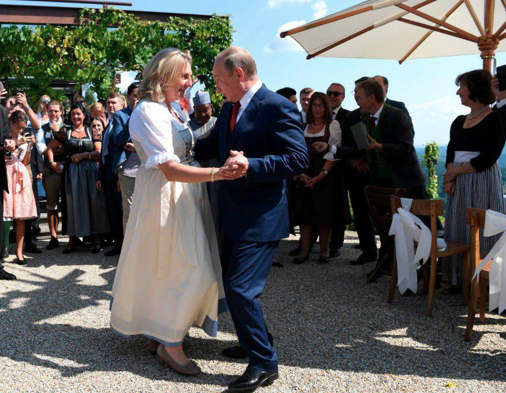 Президент России Владимир Путин танцует с главой МИД Австрии Карин Кнайсль. Фото: телеграм-канал&nbsp;Life Shot&nbsp;