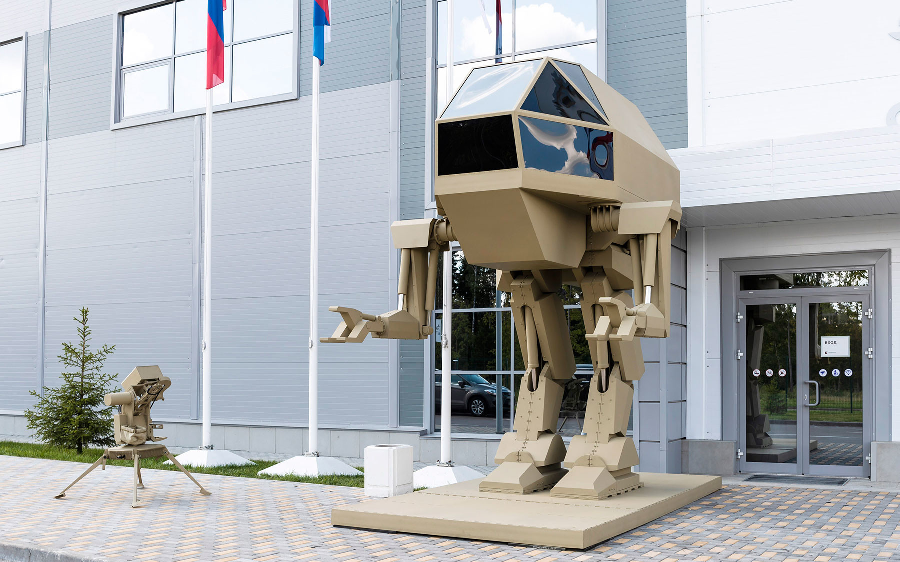 Управляемый прямоходящий робот с рабочим названием "Игорёк" весом 4,5 т, разработанный концерном "Калашников", на выставке "Армия России — завтра" в рамках IV Международного военно-технического форума "Армия-2018" в Кубинке. Фото: © КАЛАШНИКОВ МЕДИА