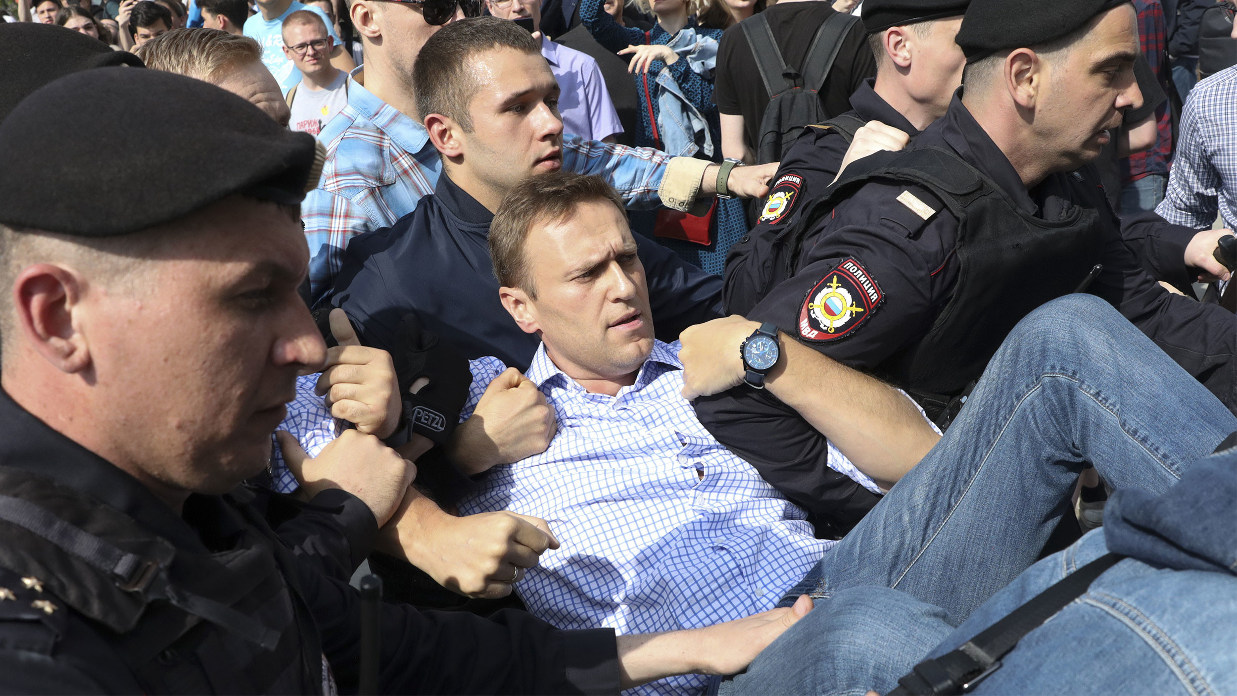Лондон навальный. Митинг Навального. Навальный полиция. Навальный это ОМОНОВЕЦ.