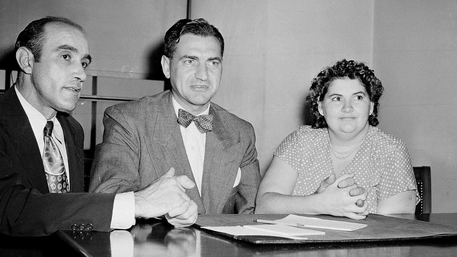 Раймонд Мартинес Фернандес (слева) и Марта Джул Бек (справа) сидят со своим адвокатом в комнате Верховного суда Бронкса в Нью-Йорке 13 июля 1949 года. Фото © AP Photo / Jacob Harris