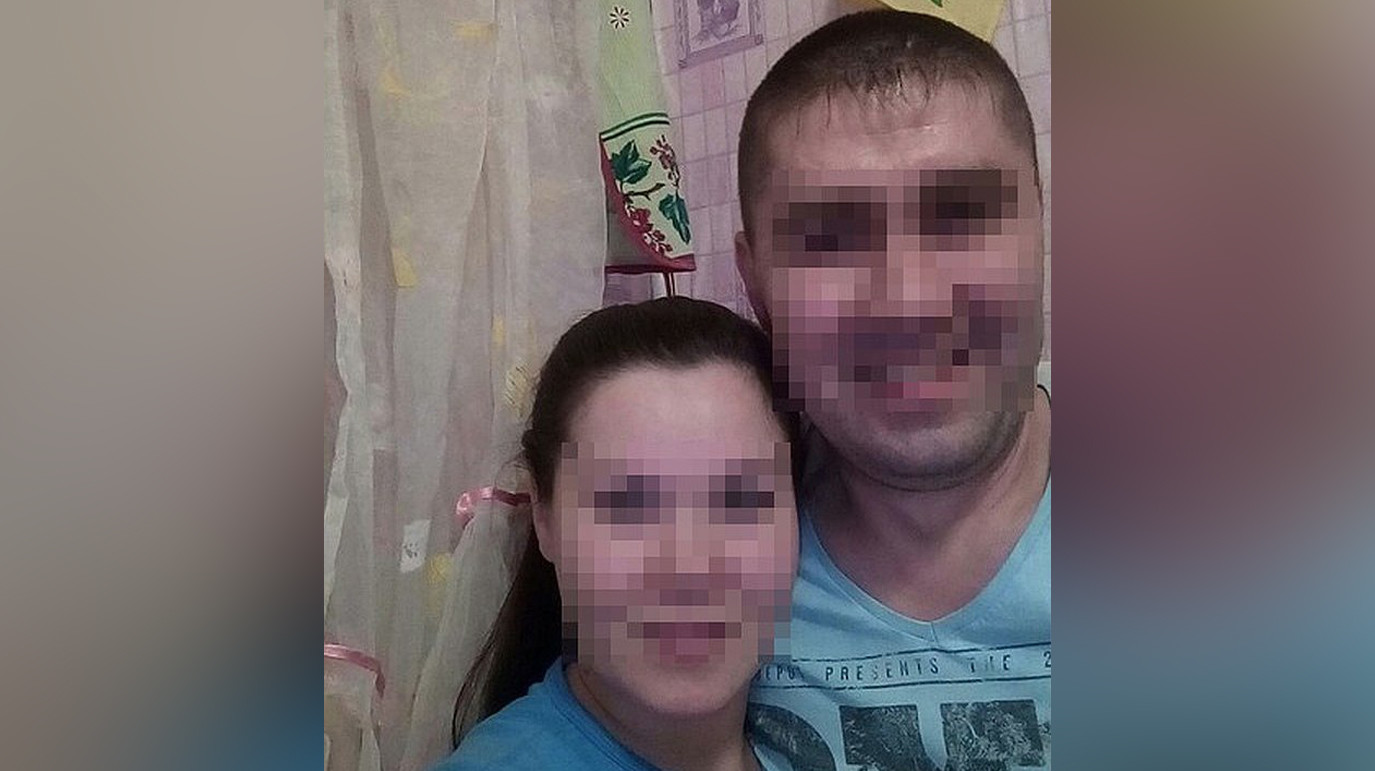 Мужчина, избивавший пенсионерку, и его супруга, стоявшая рядом. Фото: © КП