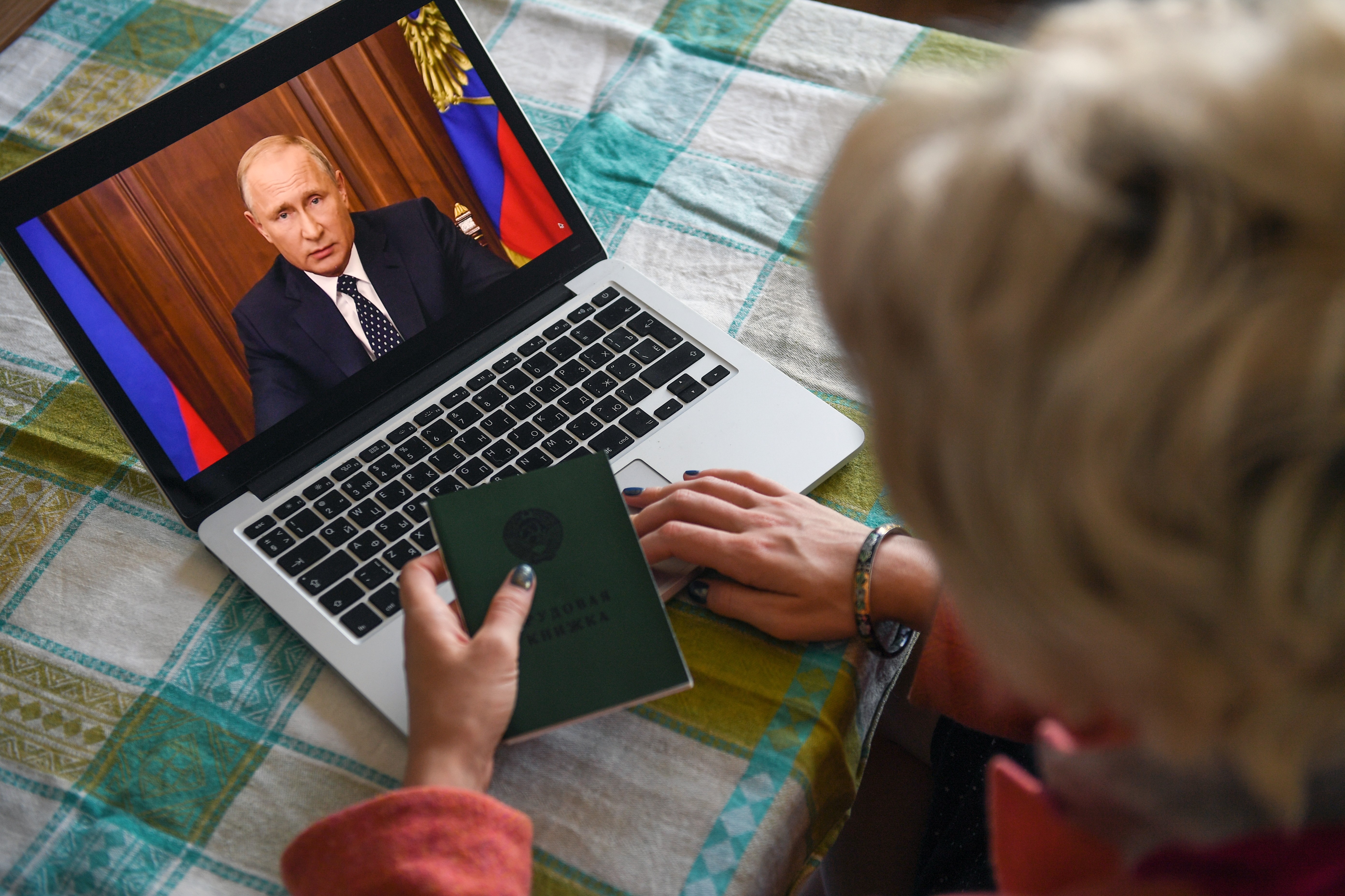 Пенсионерам к выборам президента. Ноутбук Путина.