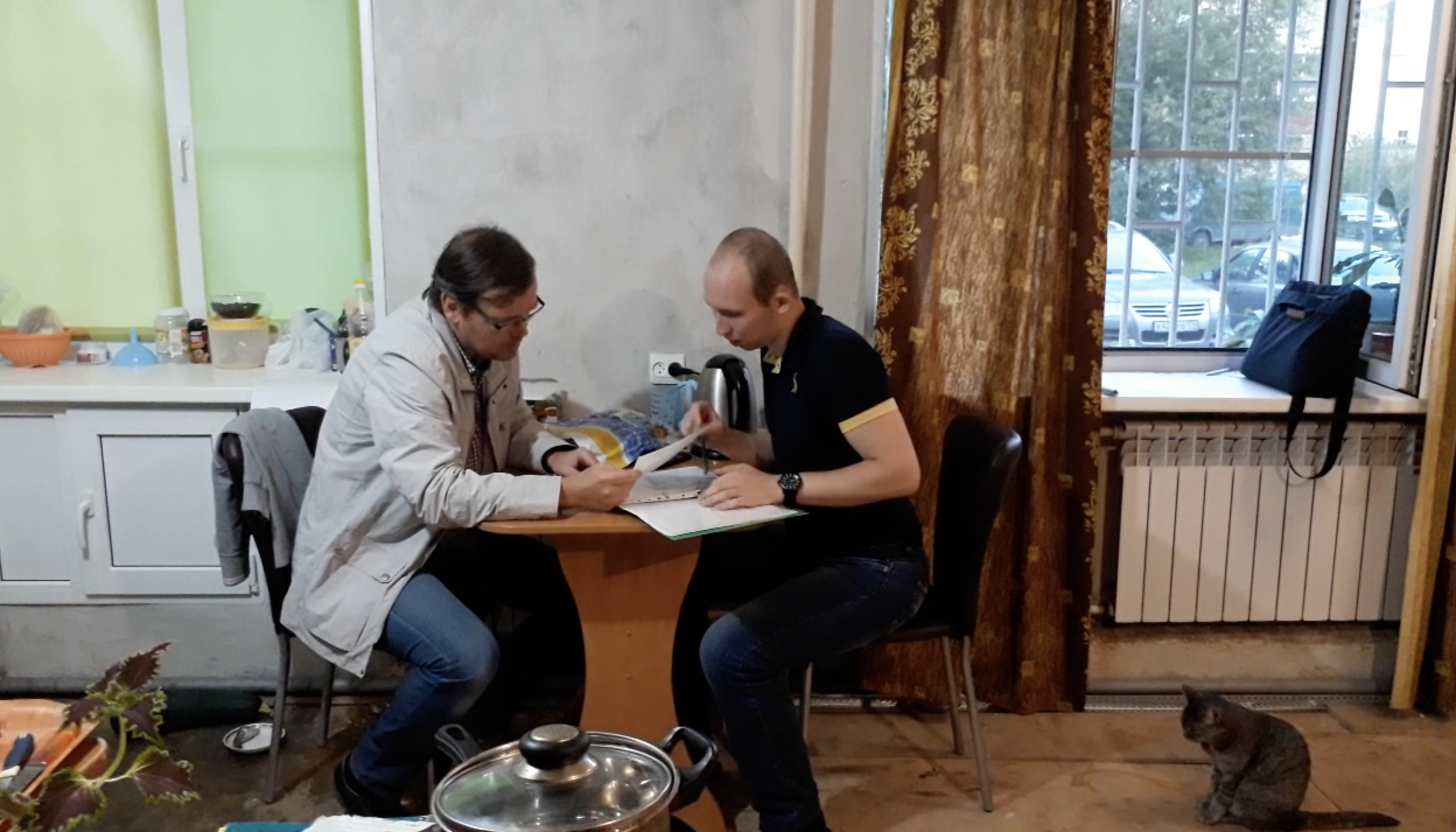 Александр у себя дома с юристом Денисом Резниченко. Фото: © L!FE