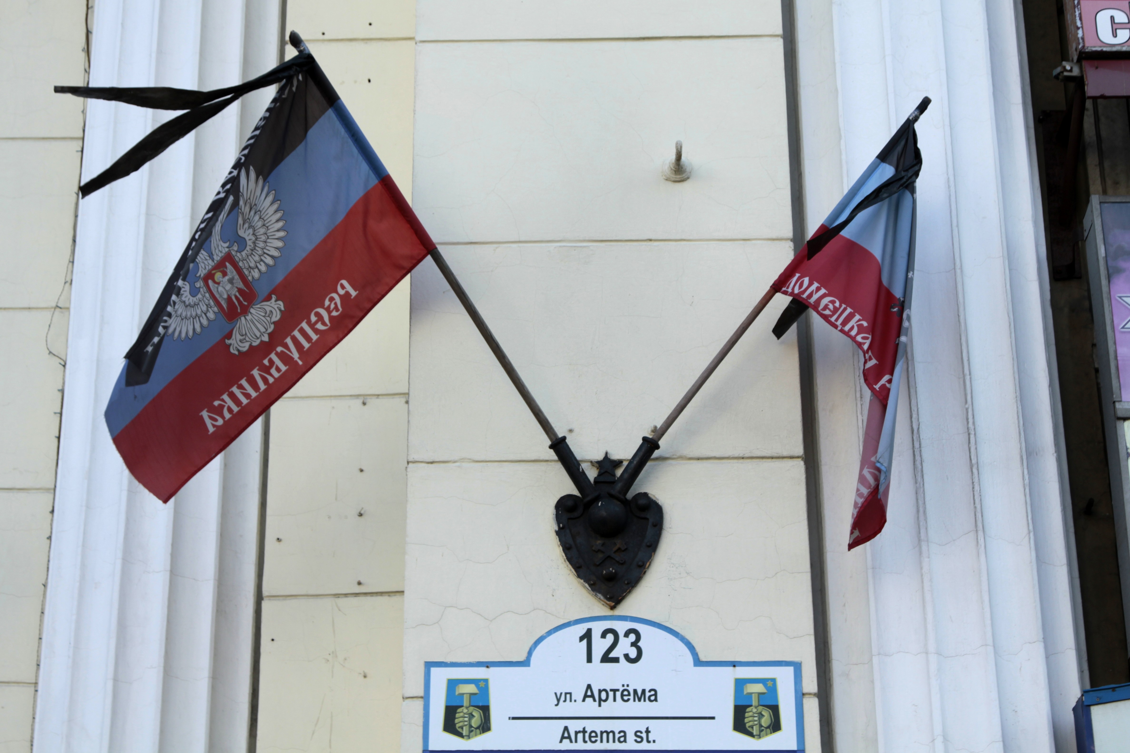 Траурный флаг рф. Траурная лента на флаге. Траурное Знамя. Российский флаг с траурной лентой. Флаг Новороссии на здании.