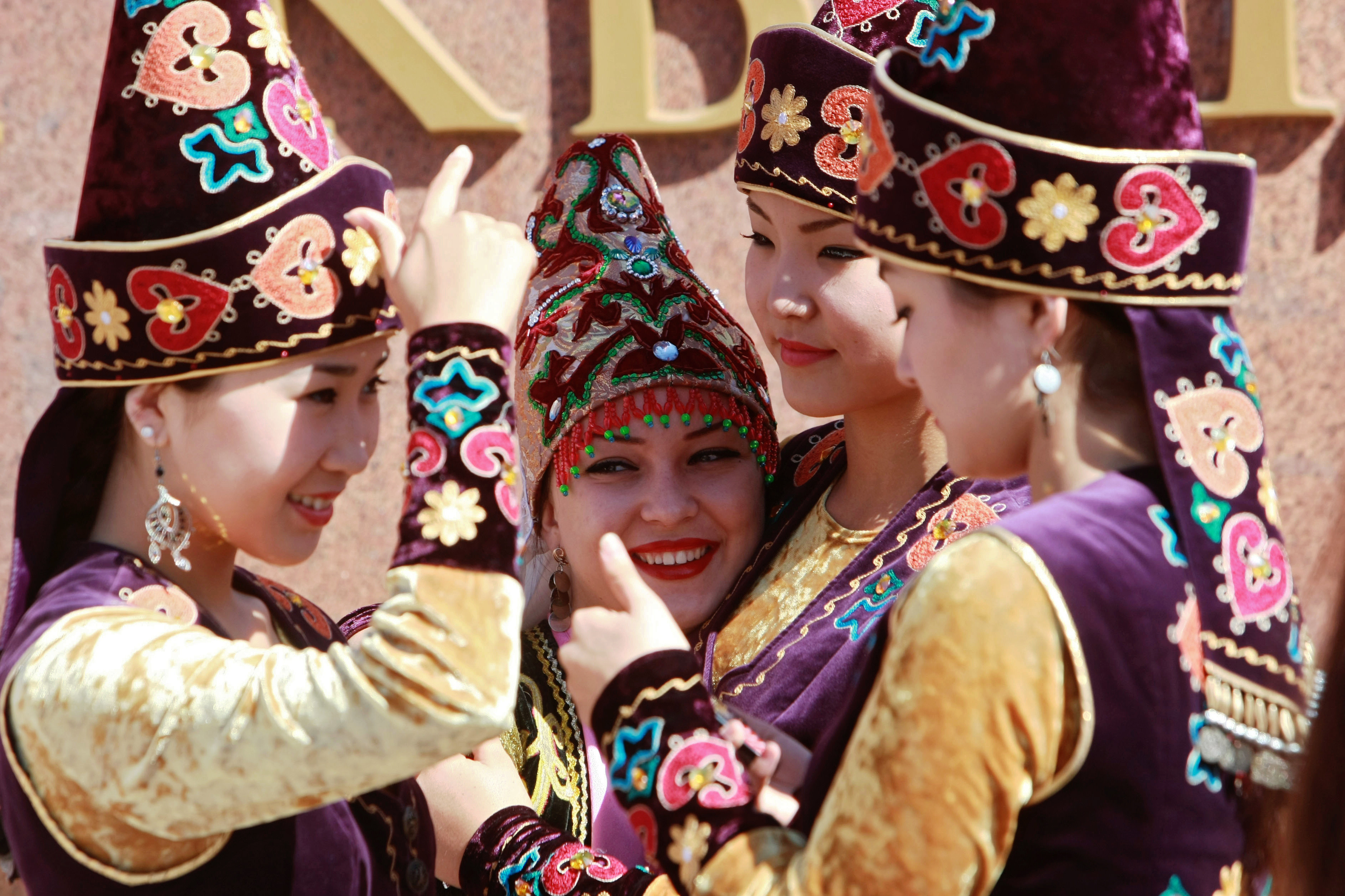 <p>Девушки в национальных костюмах во время празднования Дня независимости Киргизии на площади Ала-Тоо в Бишкеке.</p>
<p><span>Фото: &copy; РИА Новости /&nbsp;Владимир Пирогов</span></p>