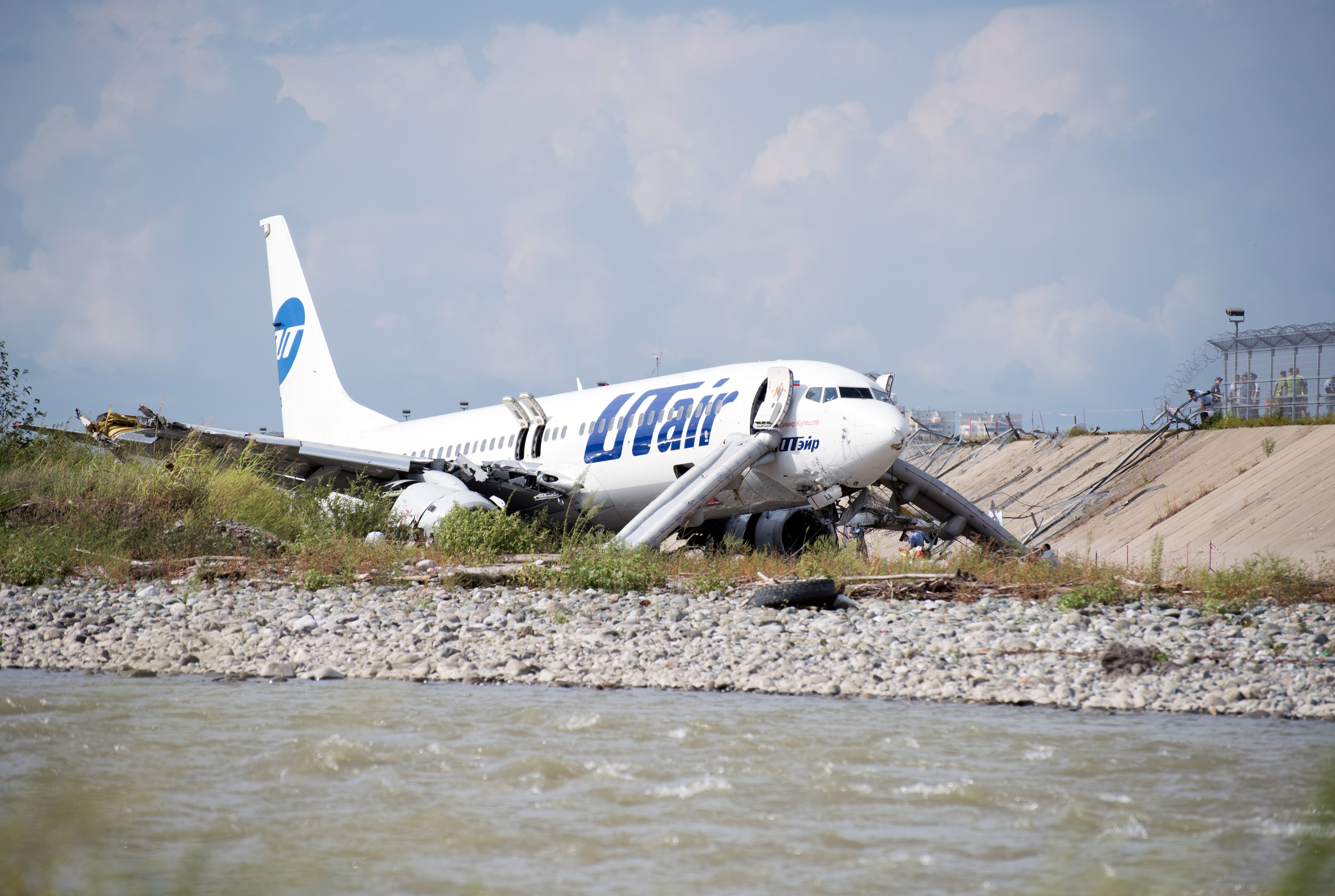 Самолет экстренно. Боинг 737-800 ЮТЭЙР Сочи. UTAIR 737 Сочи. Выкатывание Боинг 737 Сочи. Боинг 737 ЮТЭЙР Сочи.