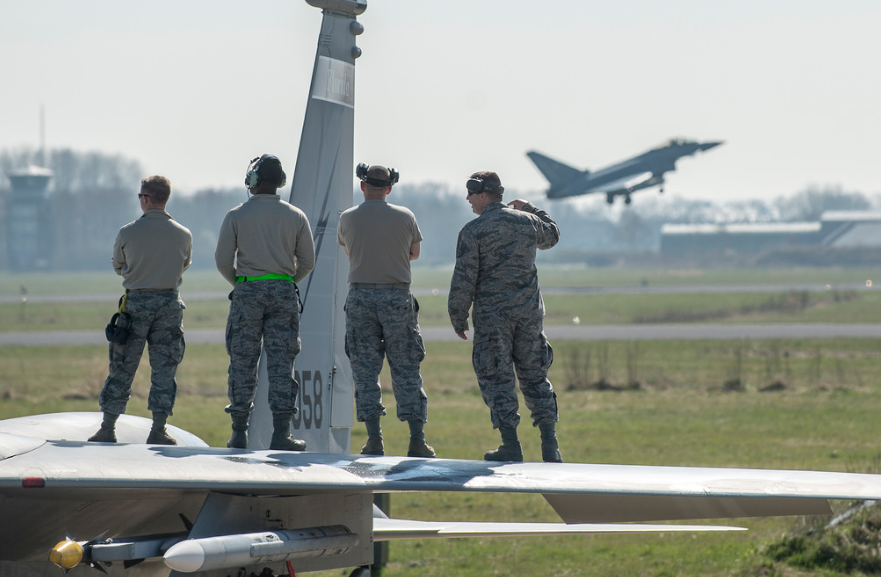 Служащие&nbsp;военно-воздушных сил Национальной гвардии США наблюдают за взлётом истребителя ВВС Германии на базе в Недерландах. Фото: &copy;&nbsp;https://www.flickr.com/Airman Magazine