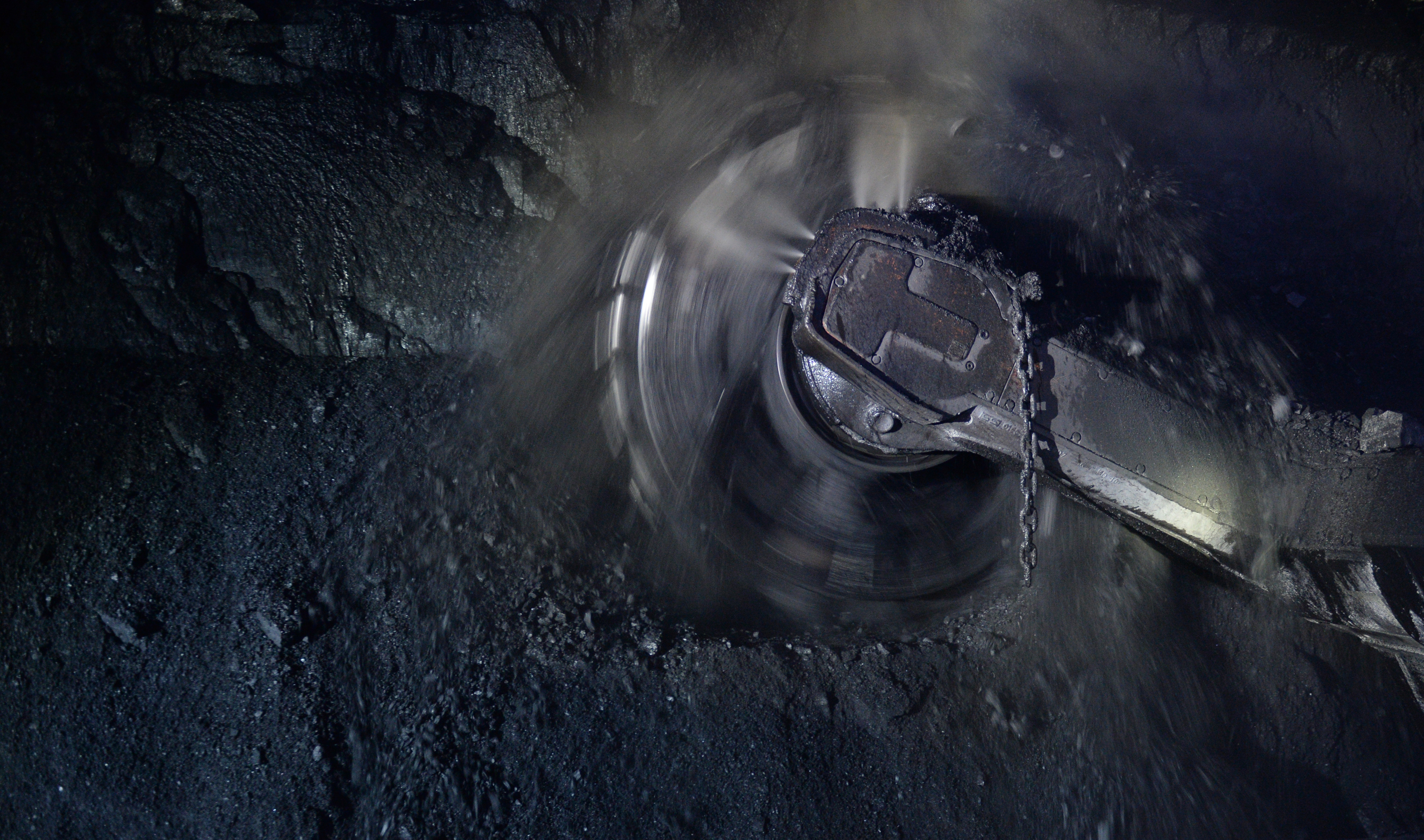 Солнцевский угольный разрез. Шахта распадская внутри. Будущее угольной промышленности. Шахтер в шахте. Каменный уголь шахта.