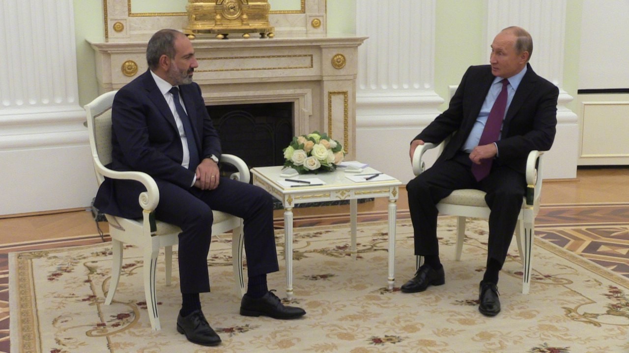 Владимир Путин и Никол Пашинян (слева).&nbsp;Фото: &copy;L!FE