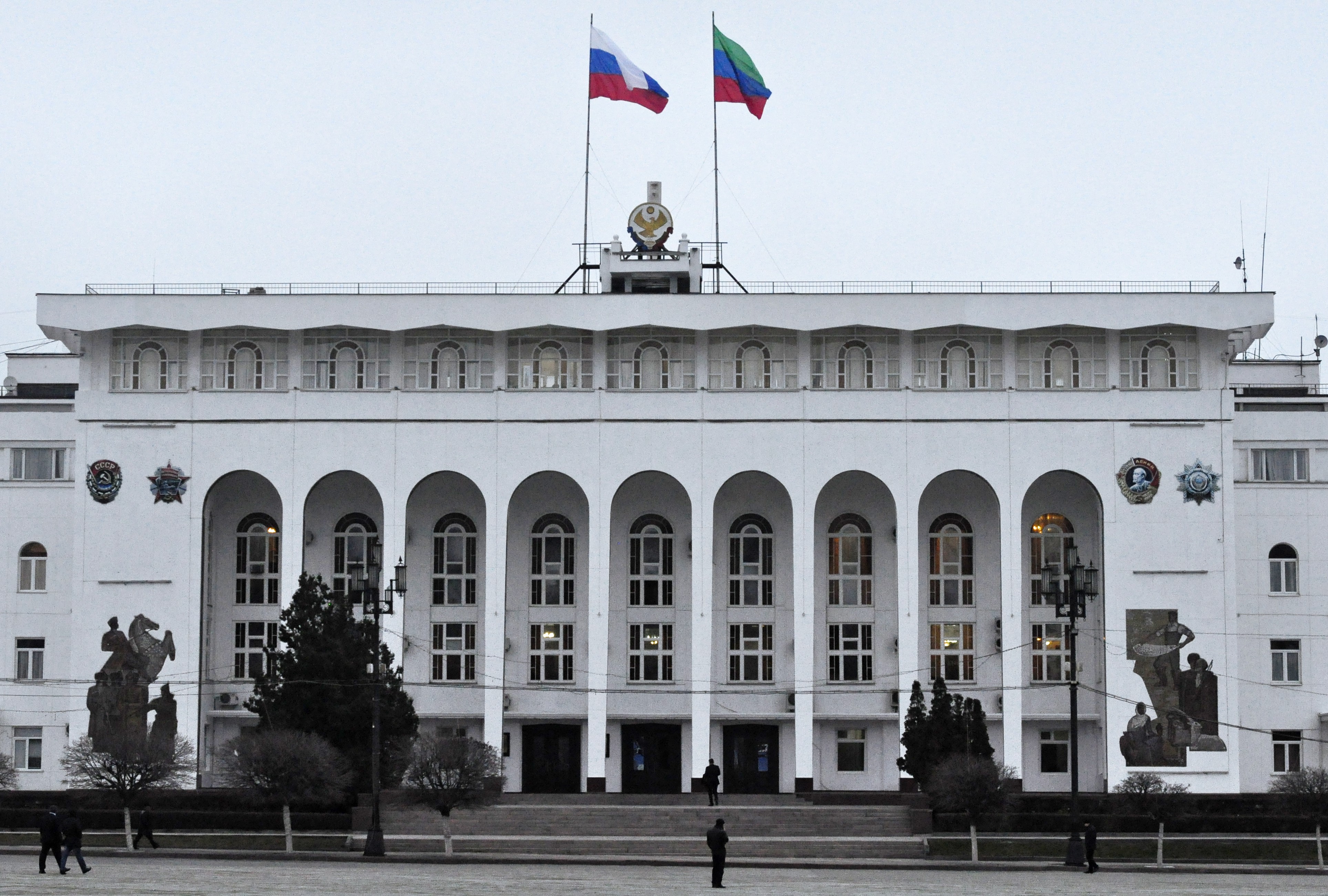 Правительство рд. Здание правительства Республики Дагестан. Дом правительства Дагестана. Дом правительства Дагестана в Махачкале. Белый дом правительства в Махачкале.