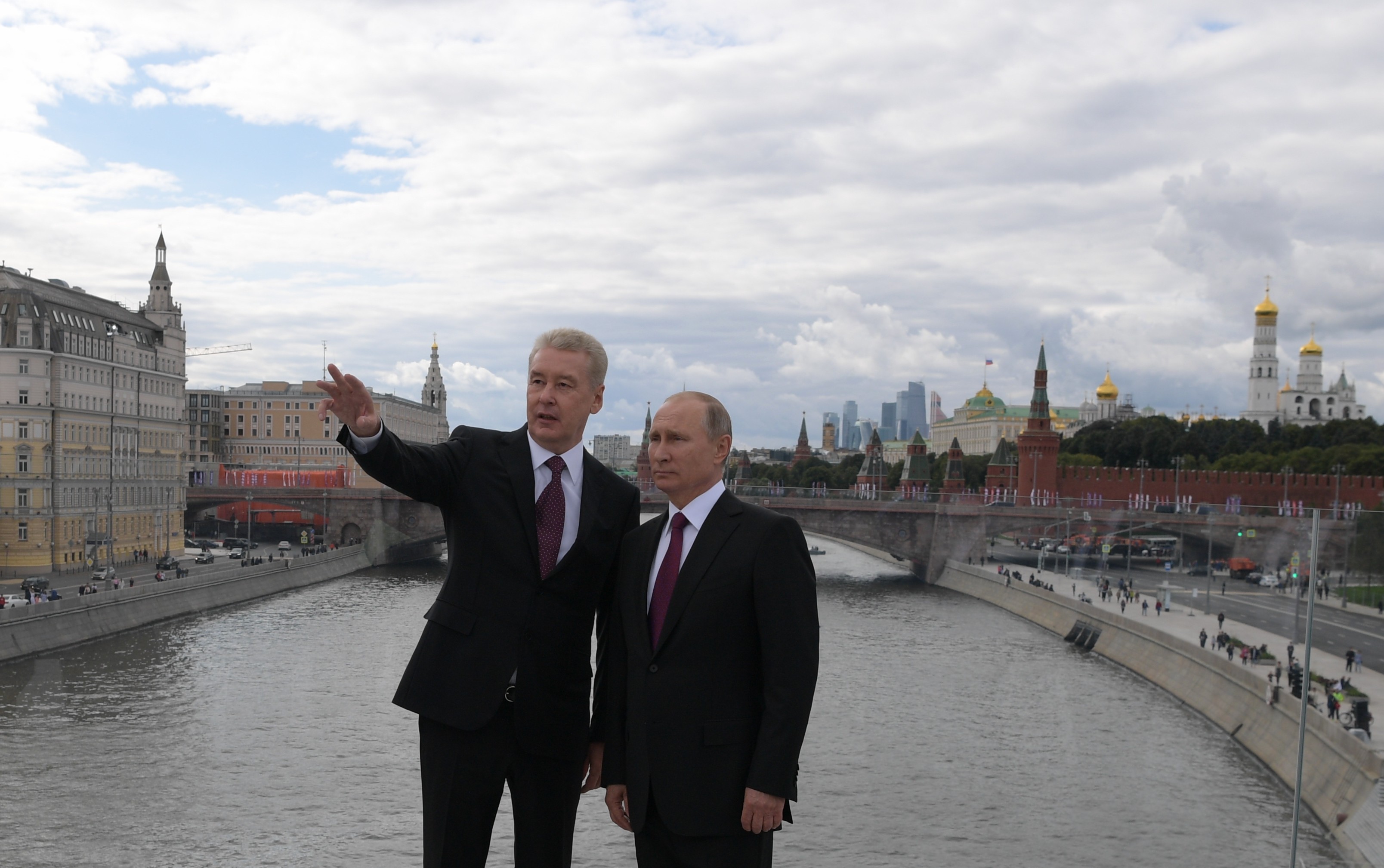 He s in moscow. Путин в Москва Сити. Выборы мэра Москвы 2020. Выборы мэра Москвы 2010. Лужков на красной площади.